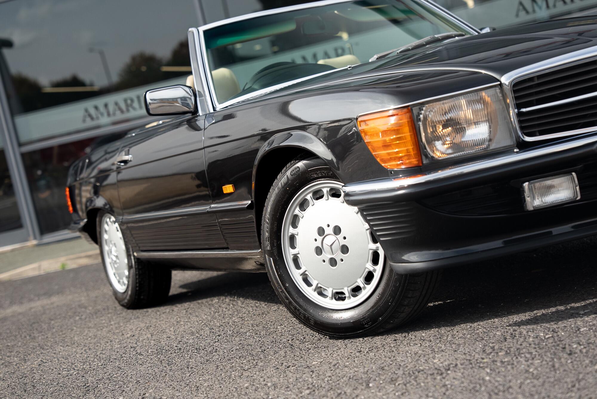 Mercedes-Benz 500 SL view 20