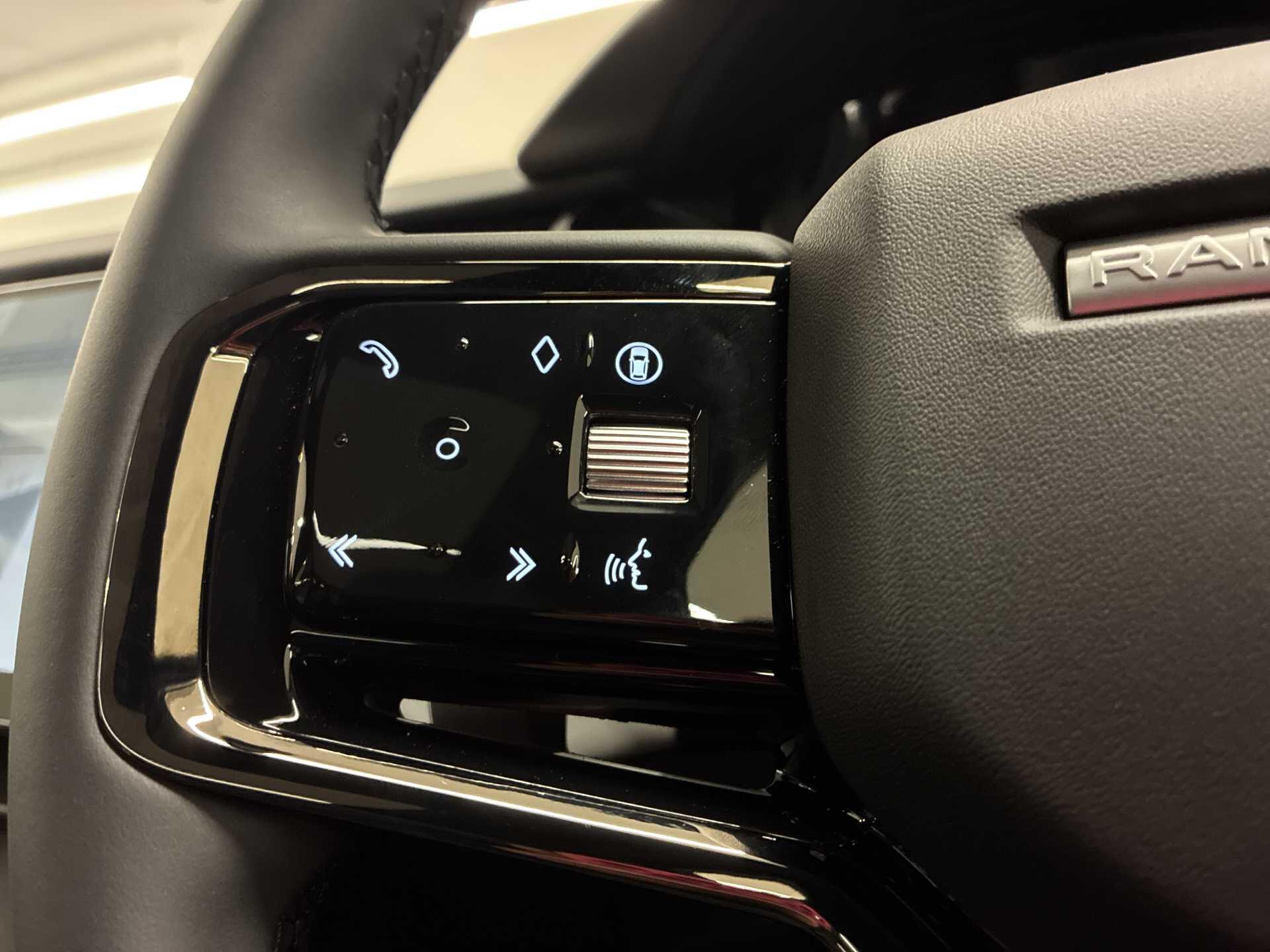 Land Rover Range Rover Velar view 38