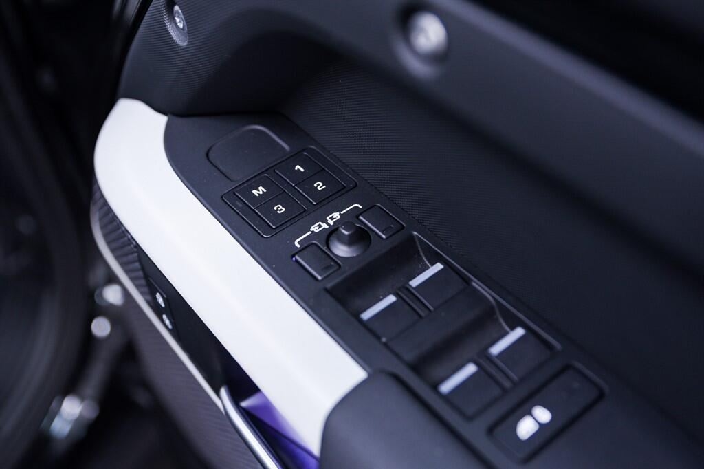 Land Rover Defender view 36