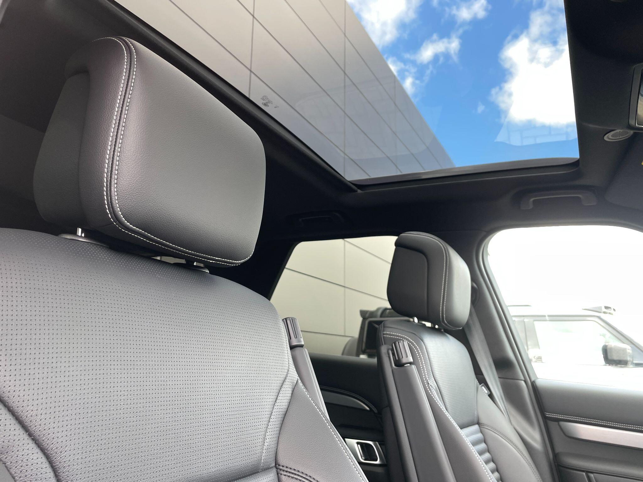Land Rover Discovery view 14