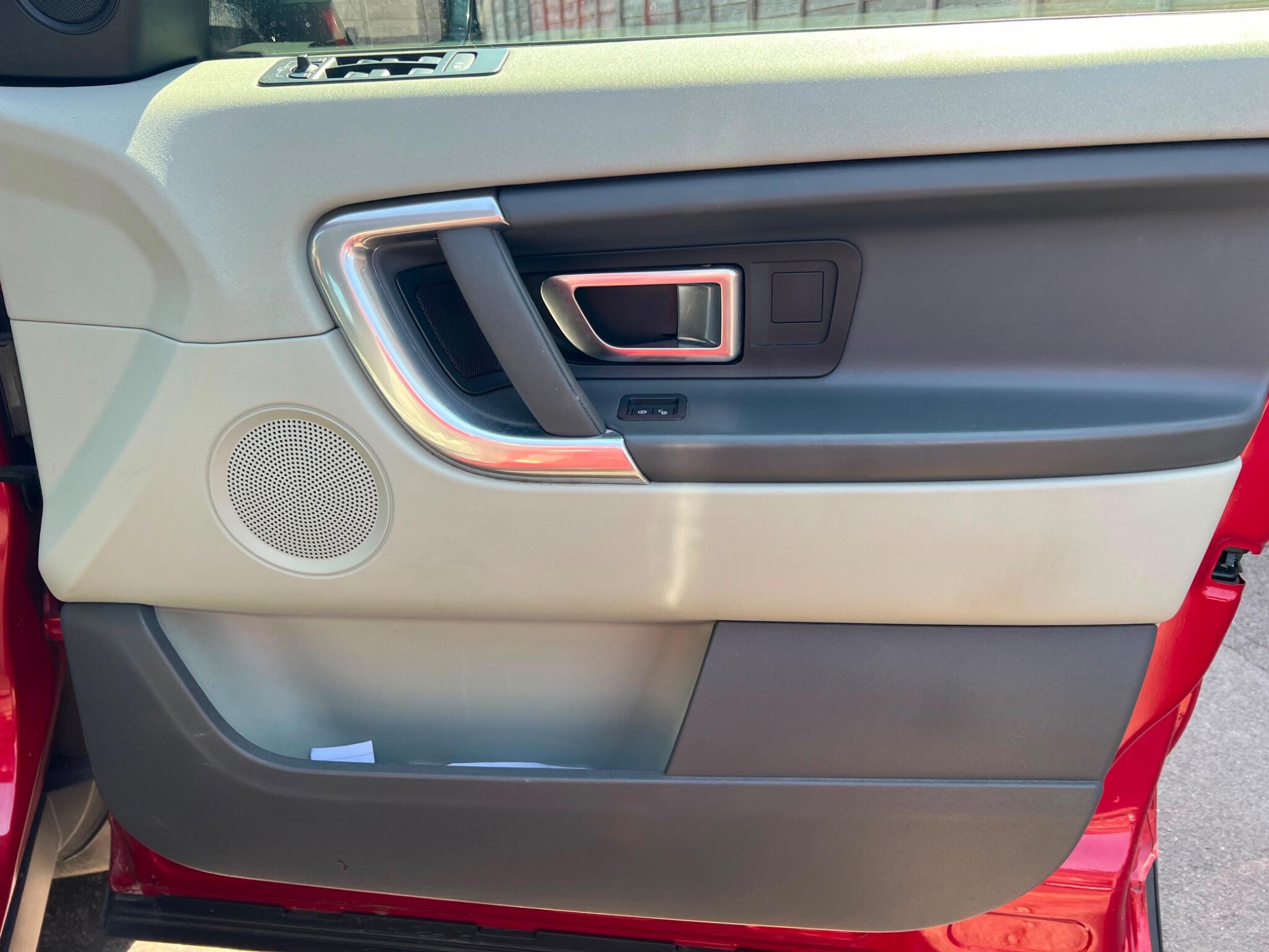Land Rover Discovery Sport view 16