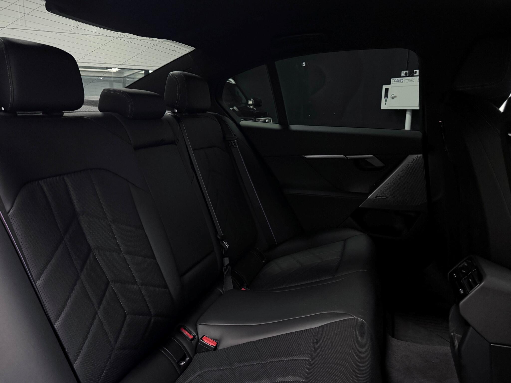 BMW 5 Series view 9