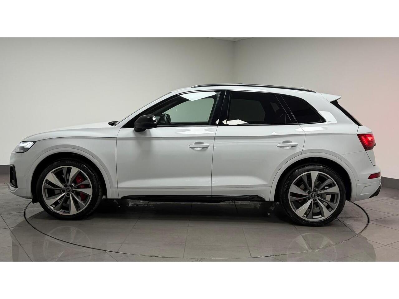 Audi SQ5 view 4