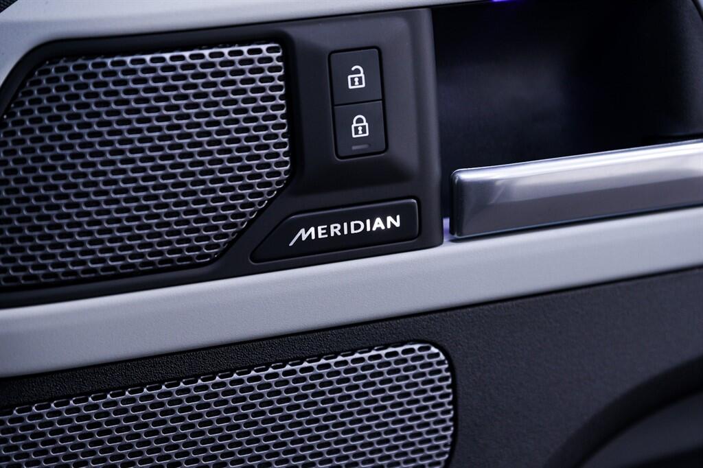 Land Rover Defender view 33