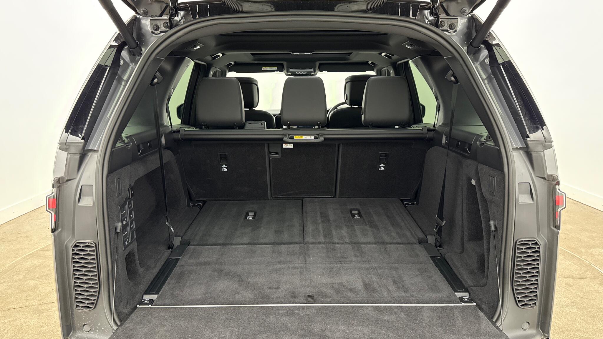 Land Rover Discovery view 10
