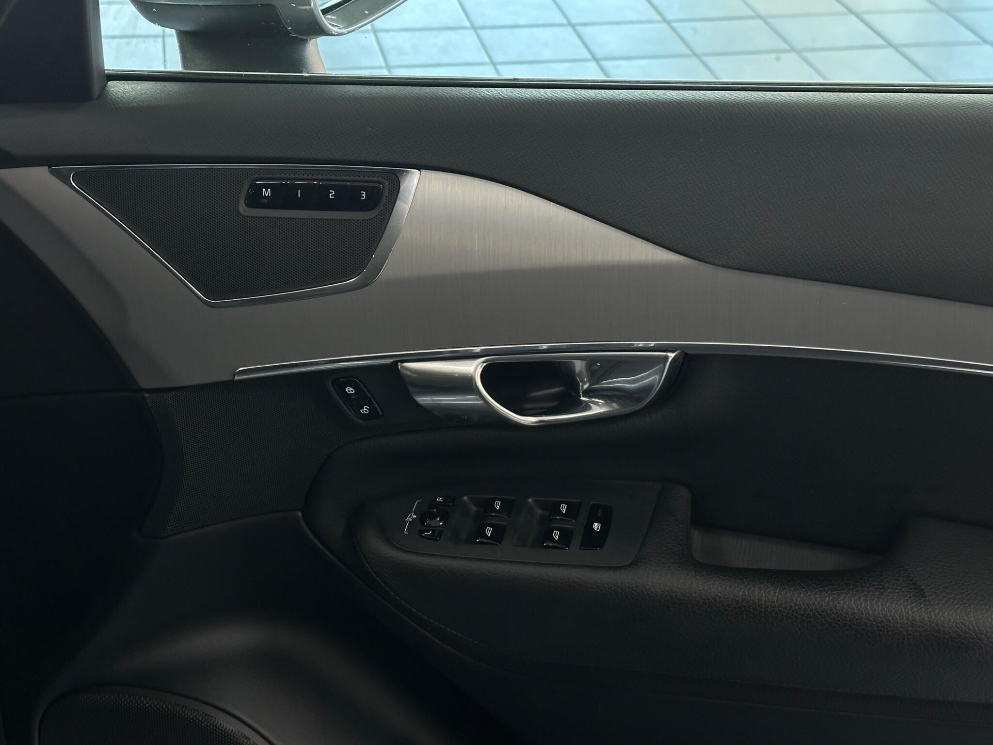 Volvo XC90 view 19