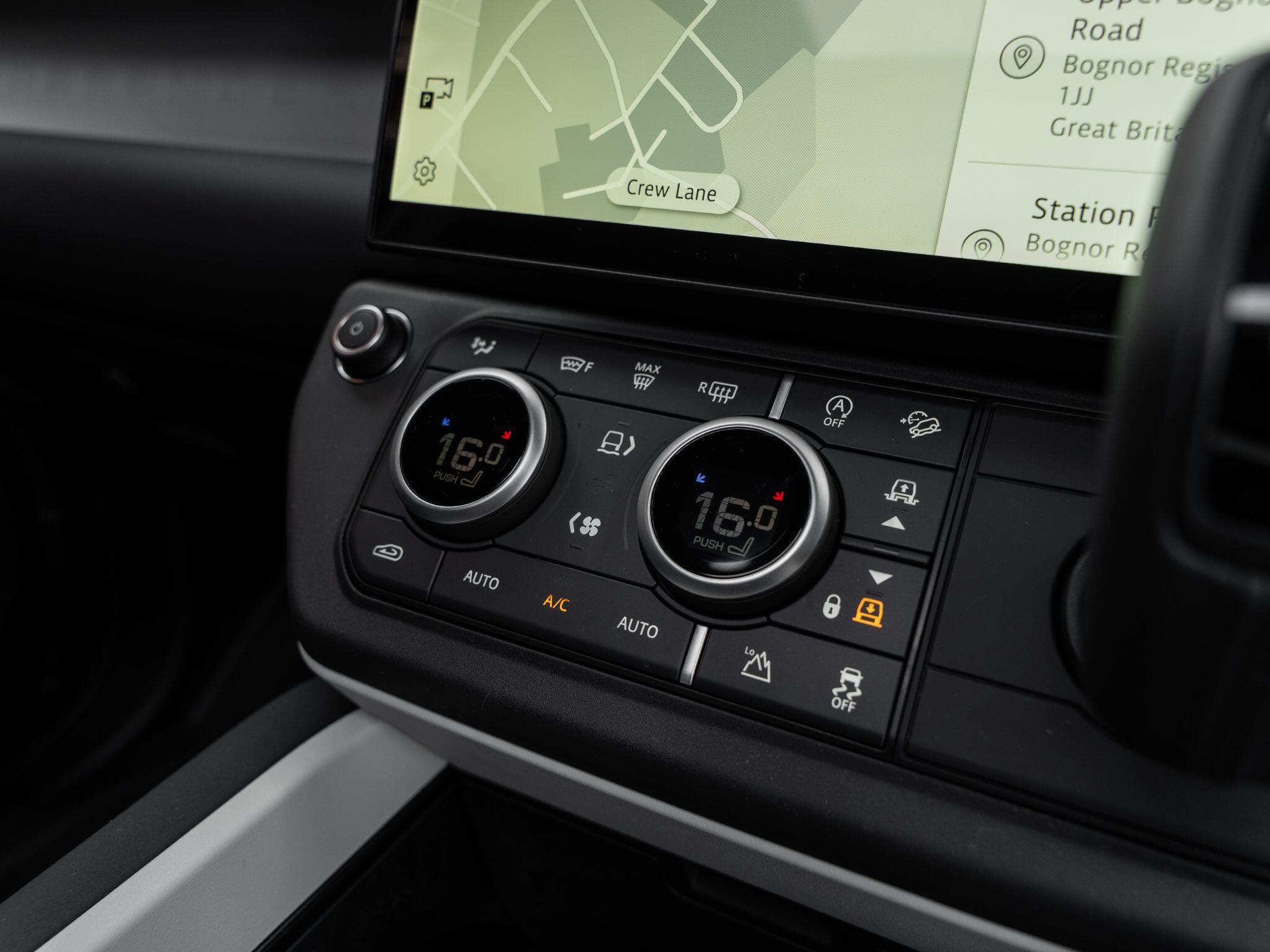 Land Rover Defender 110 view 55