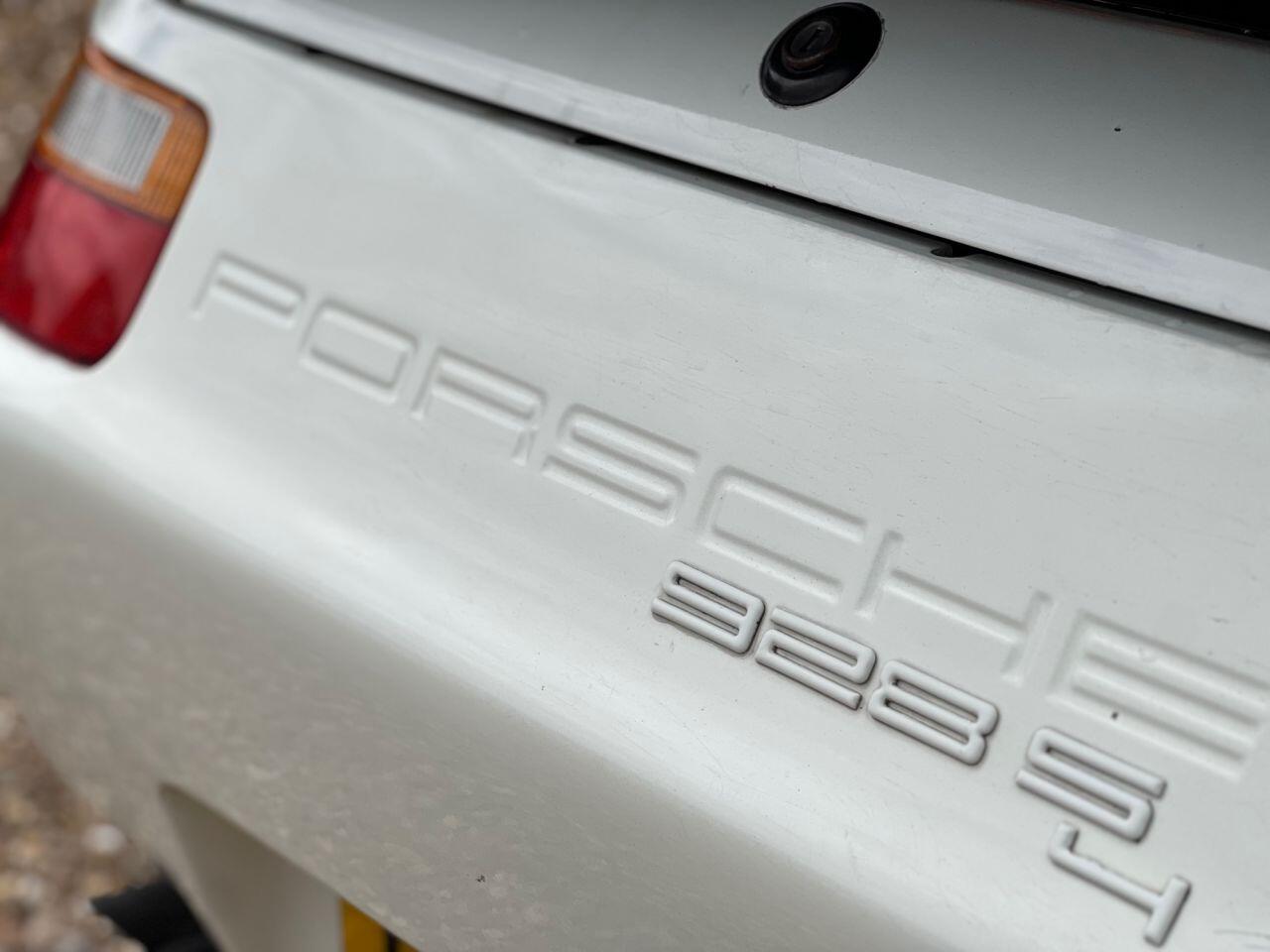 Porsche 928 view 7