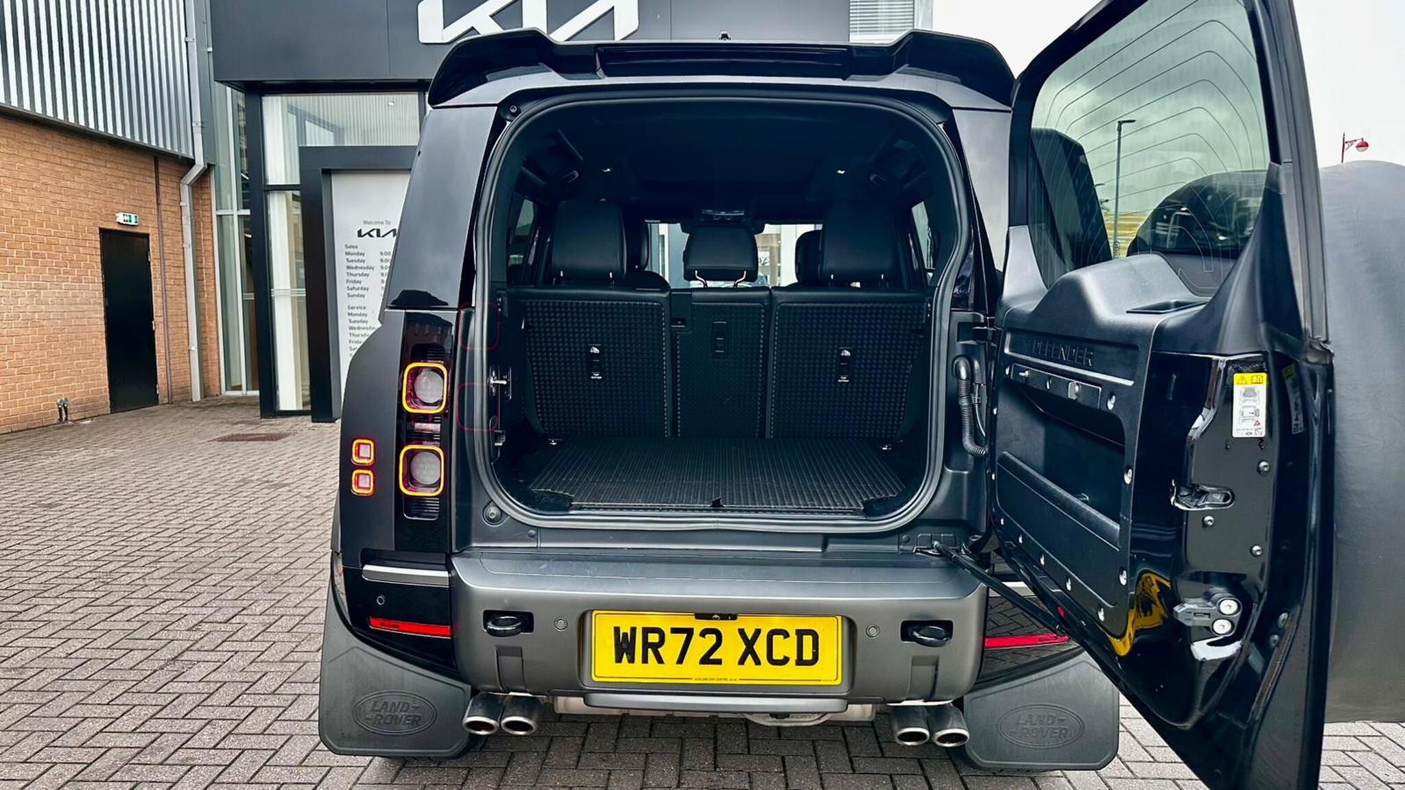 Land Rover Defender 110 view 29