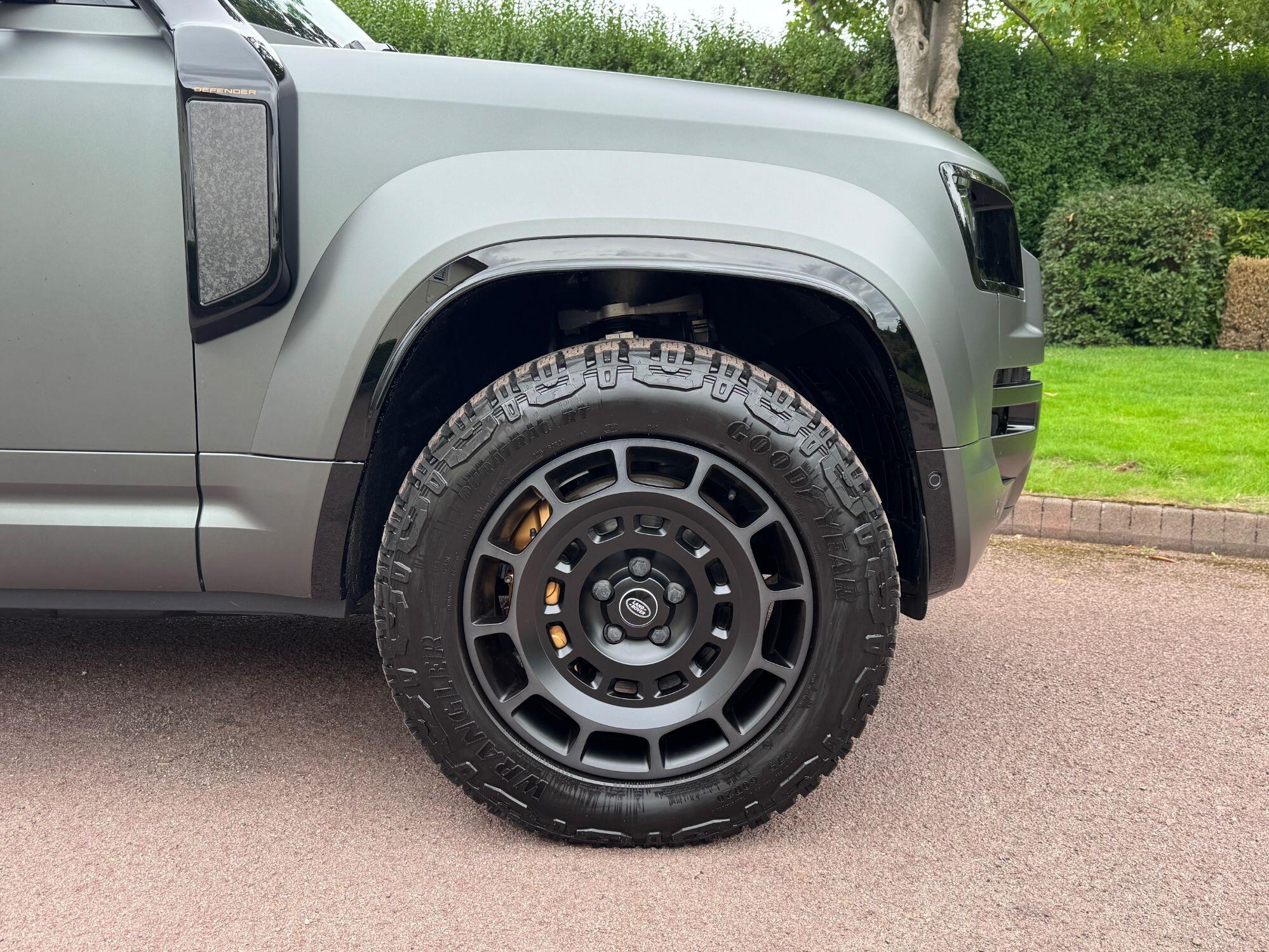 Land Rover Defender 110 view 14