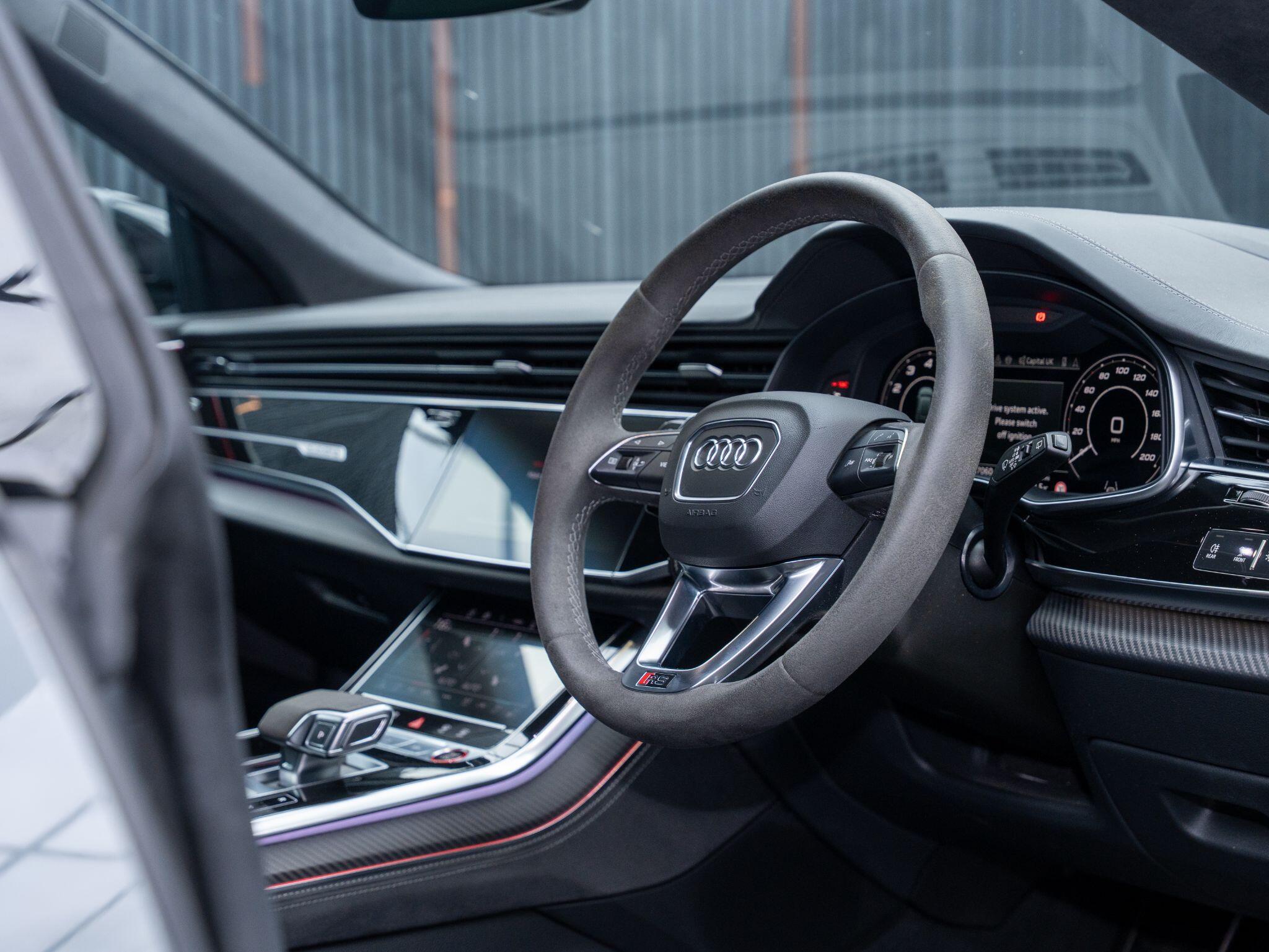 Audi RS Q8 view 4