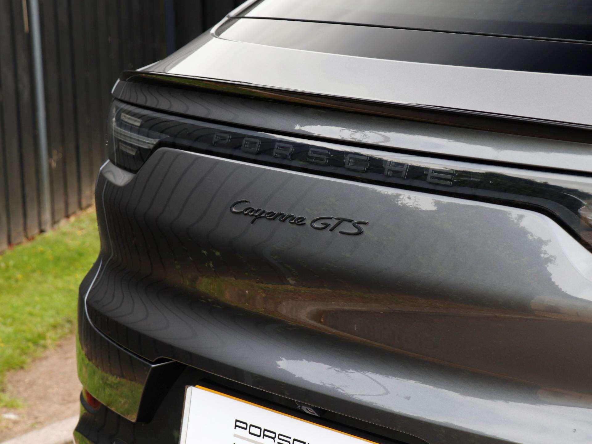 Porsche Cayenne view 31