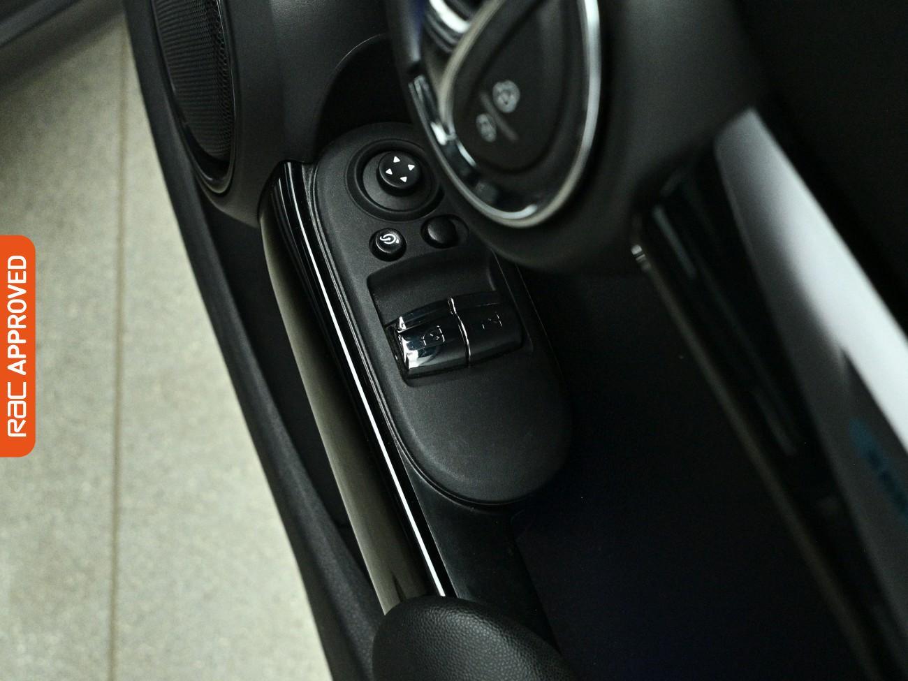 Mini Hatch view 26