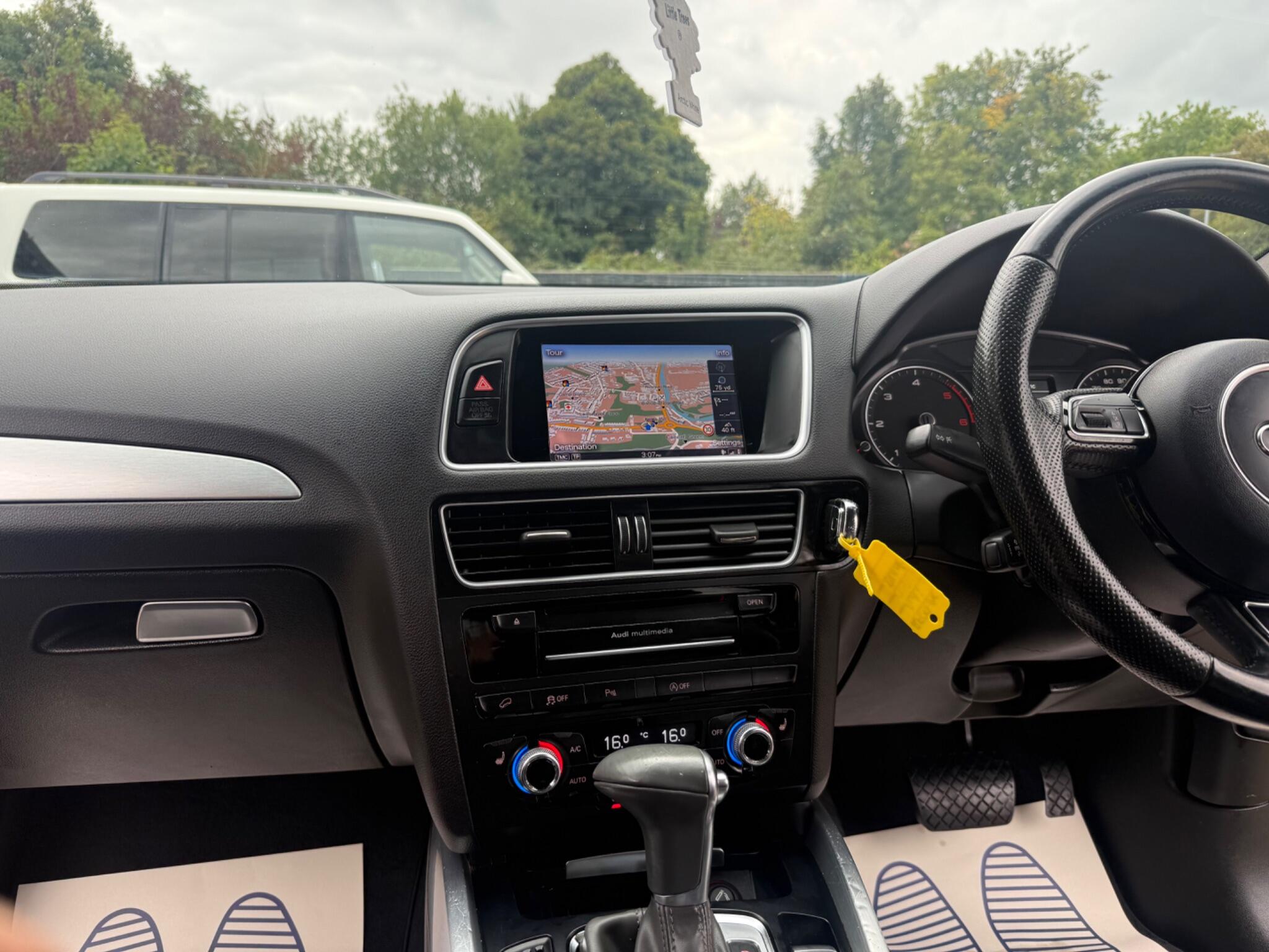 Audi Q5 view 12