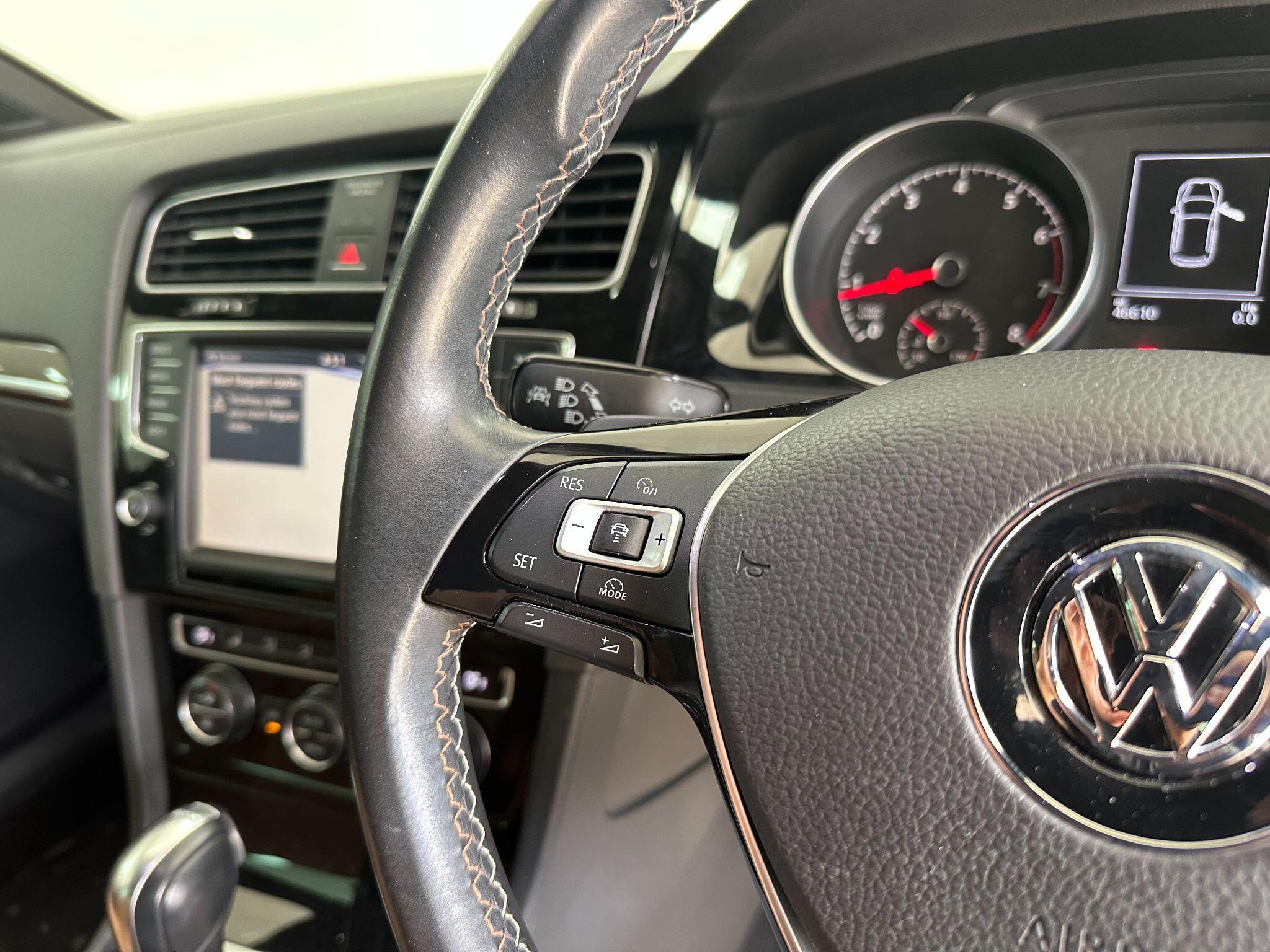 2015 Volkswagen Golf image 18