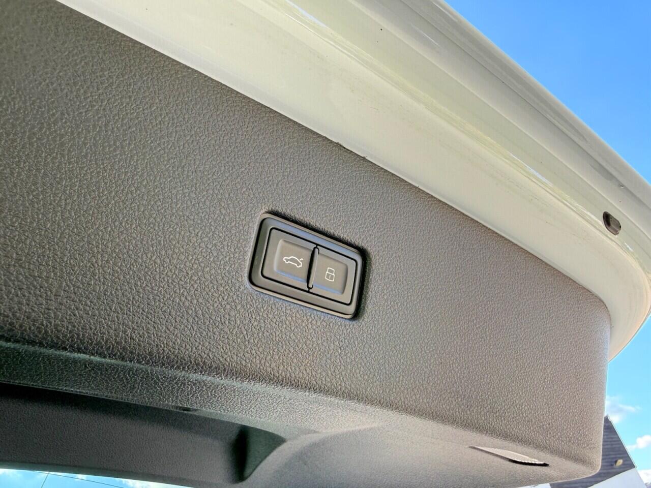 Audi Q8 view 14