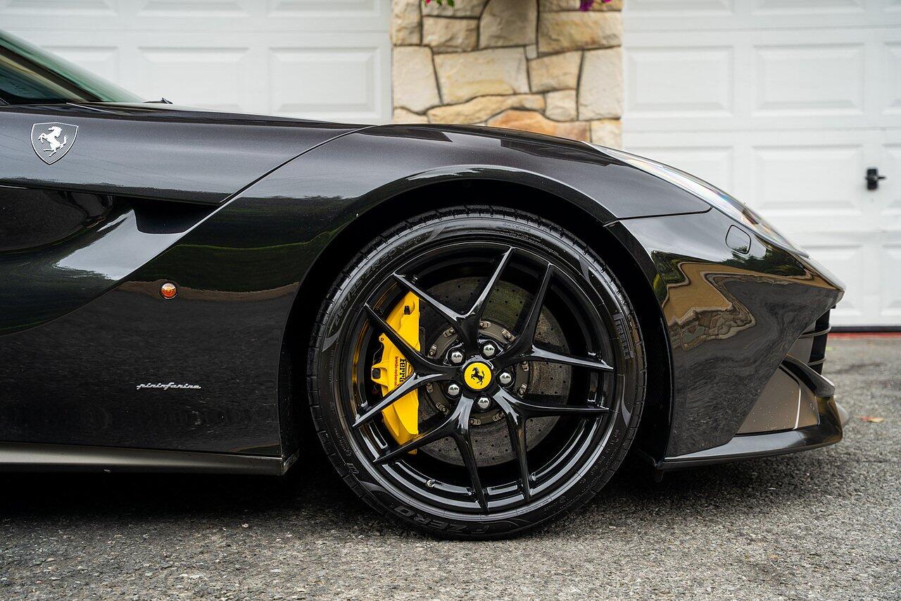 Ferrari F12 view 4