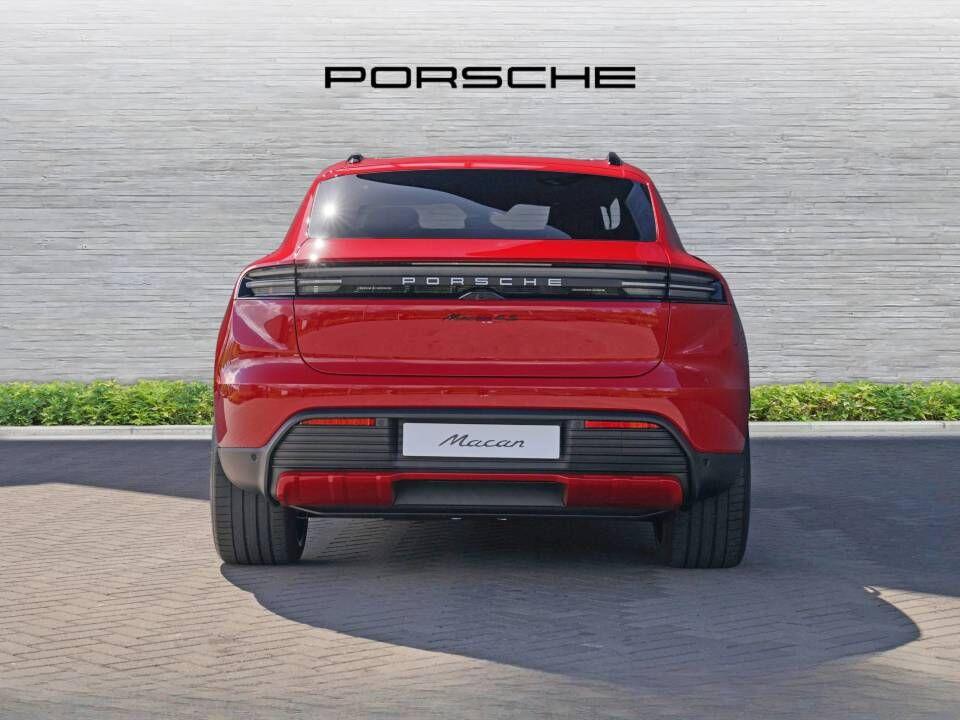 Porsche Macan view 4