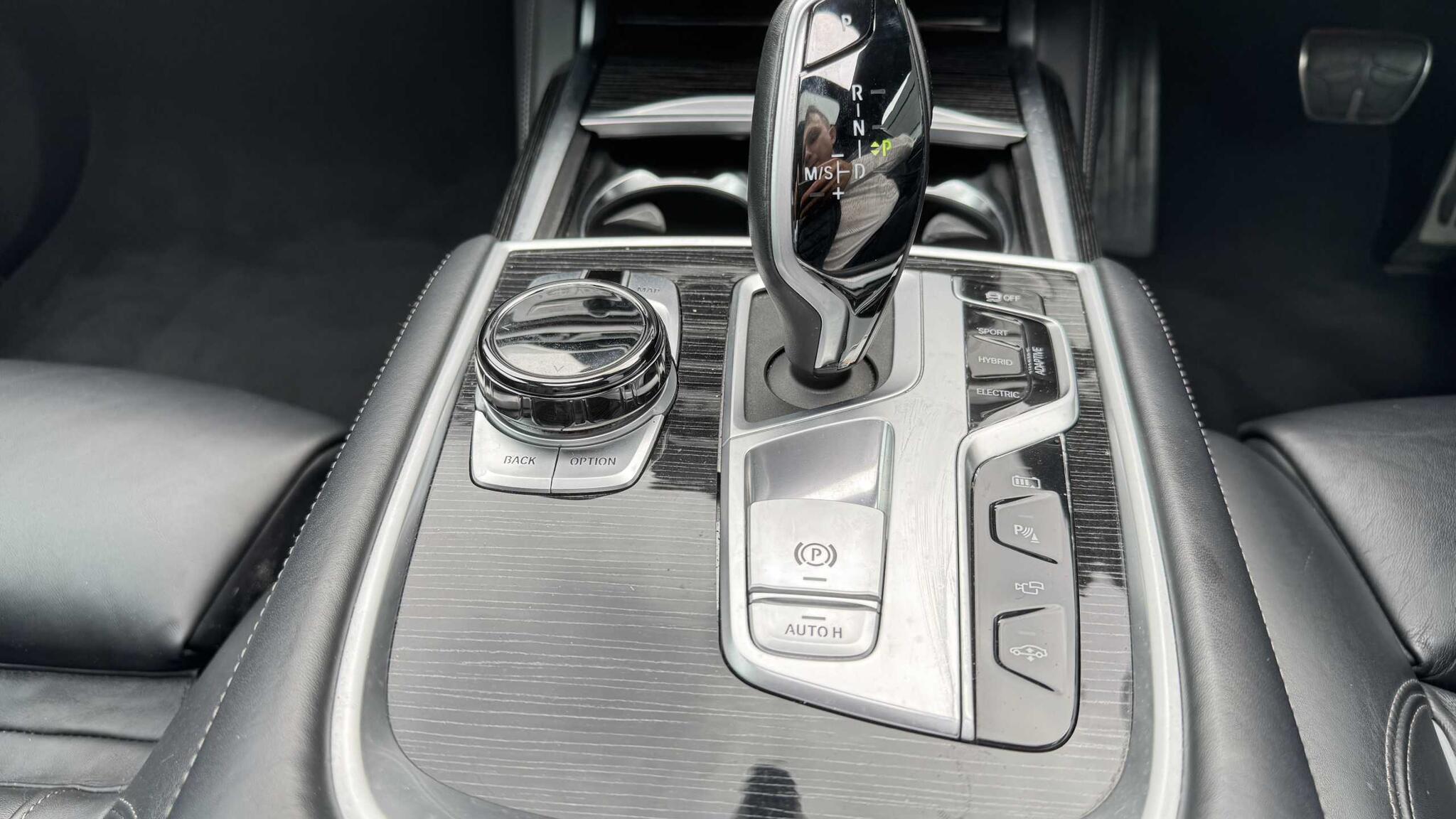 BMW 7 Series view 32