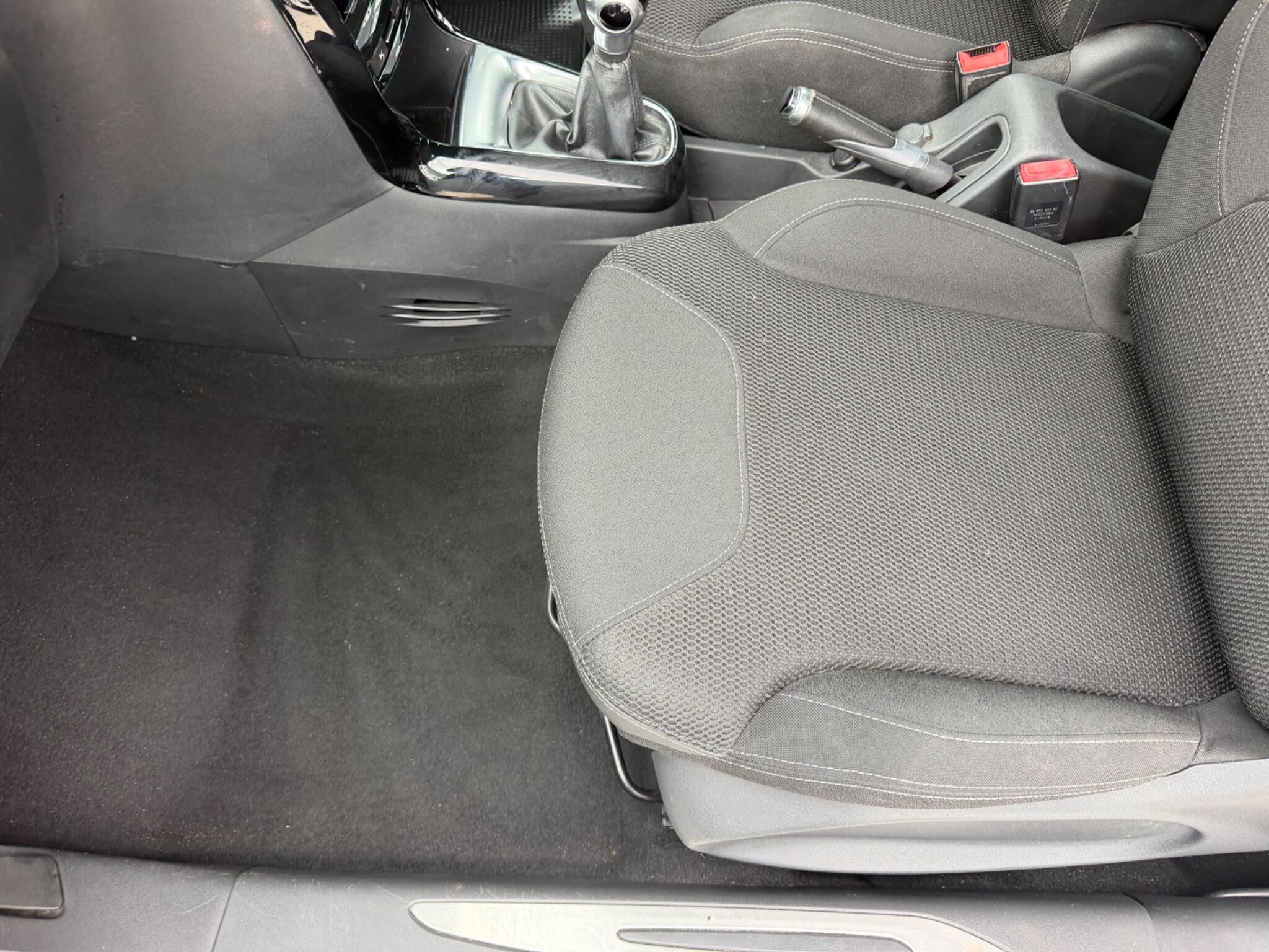 DS Automobiles DS 3 view 17