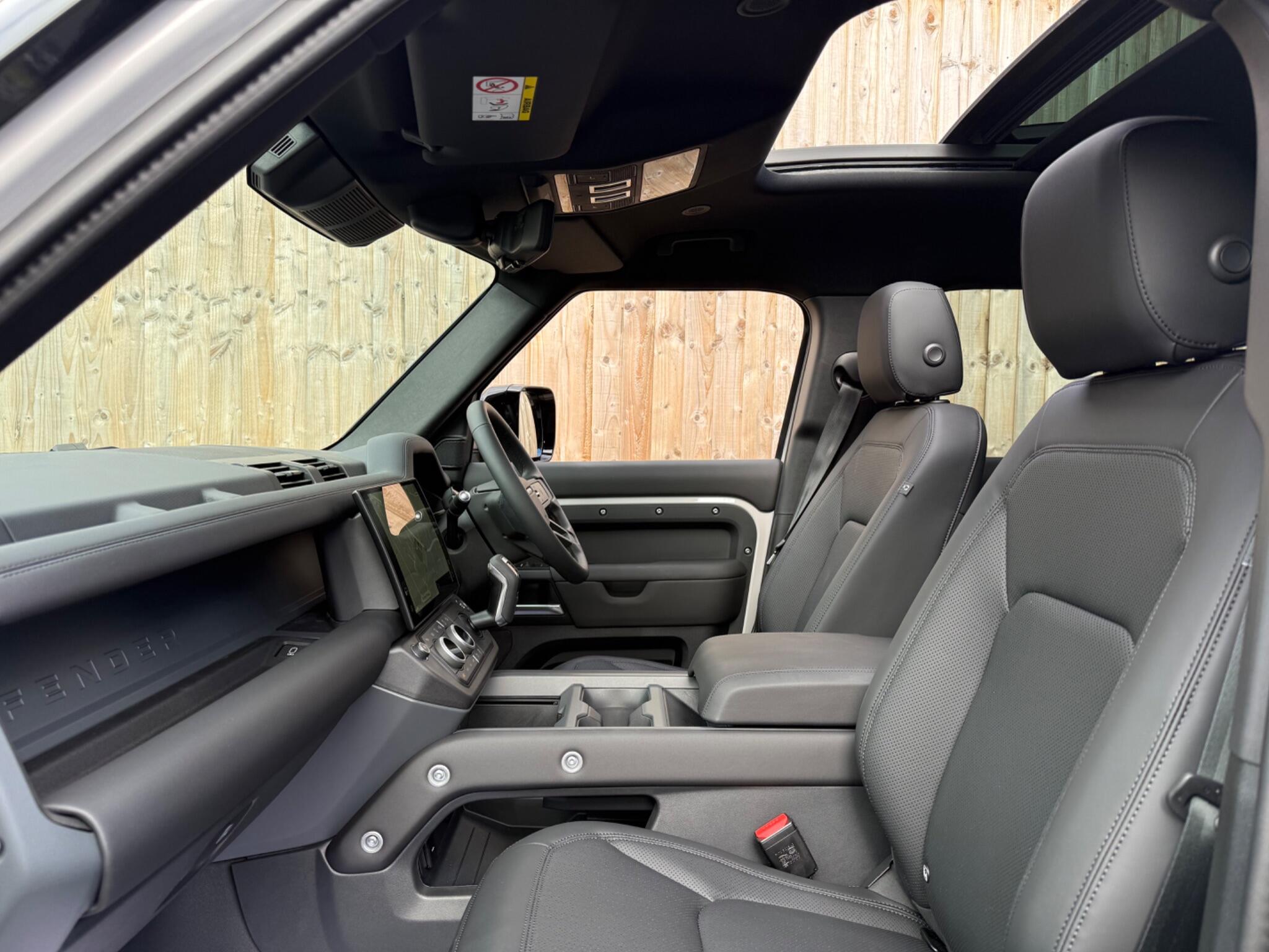 Land Rover Defender 110 view 8