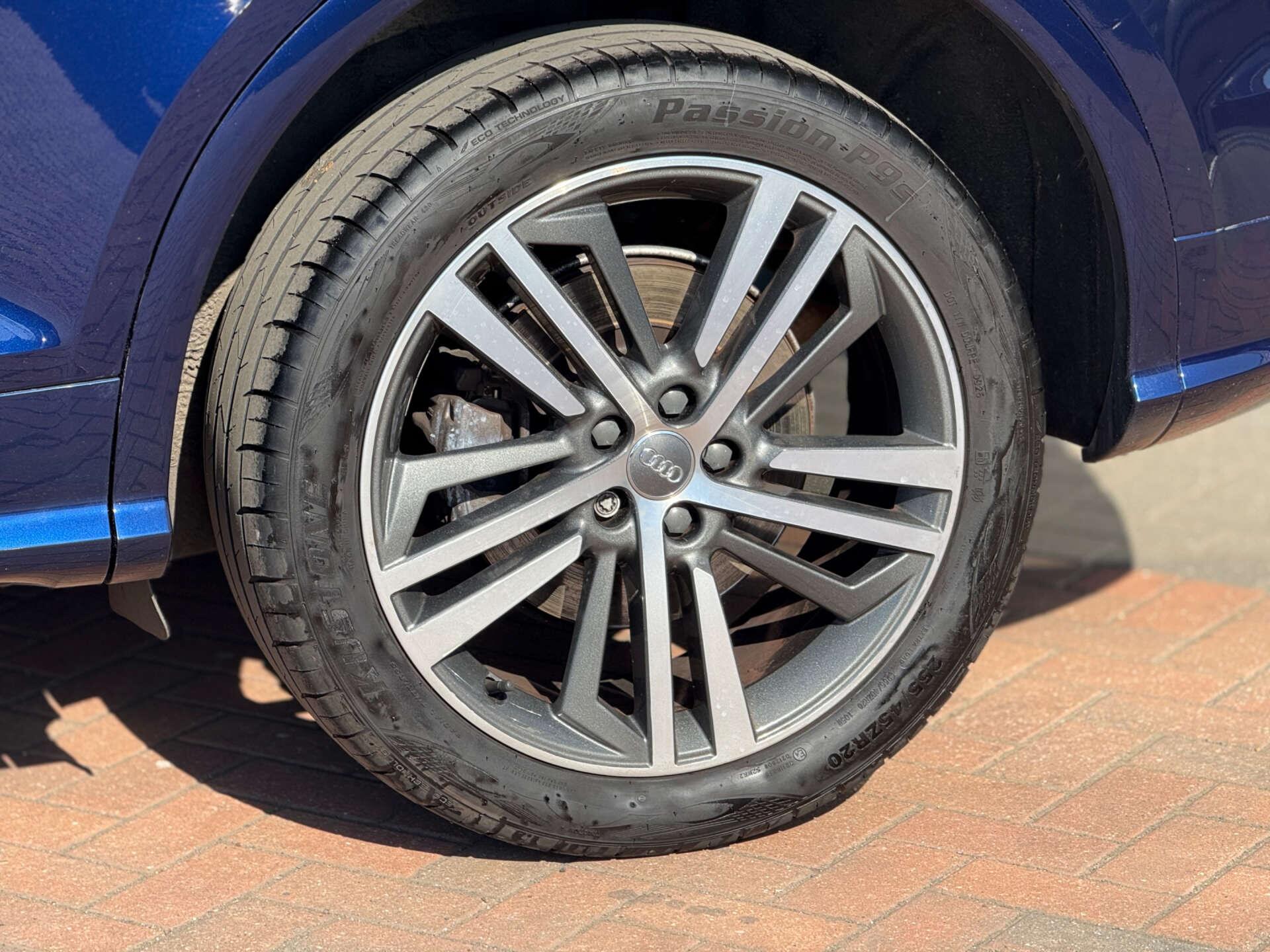 Audi Q5 view 8