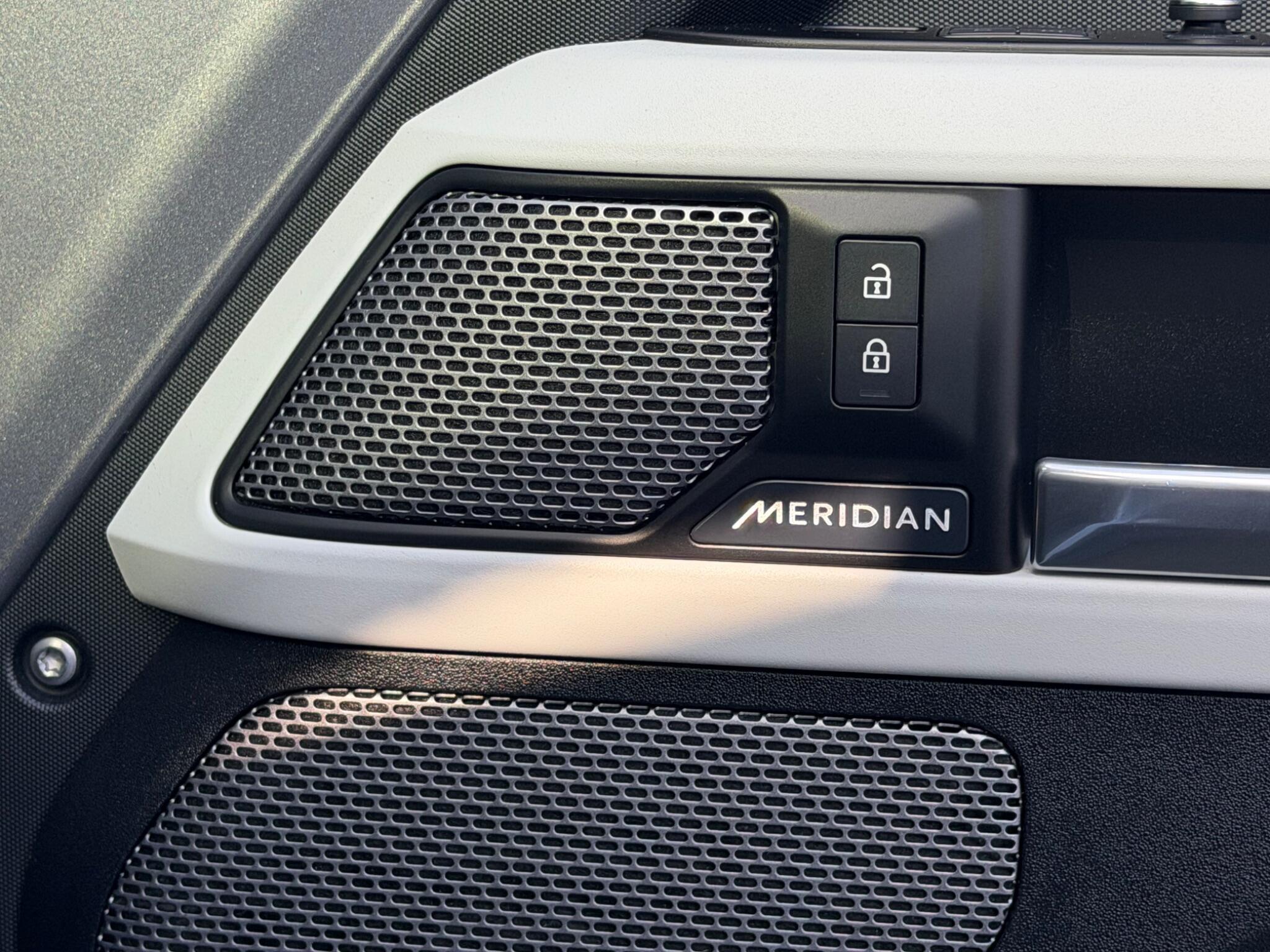 Land Rover Defender view 25
