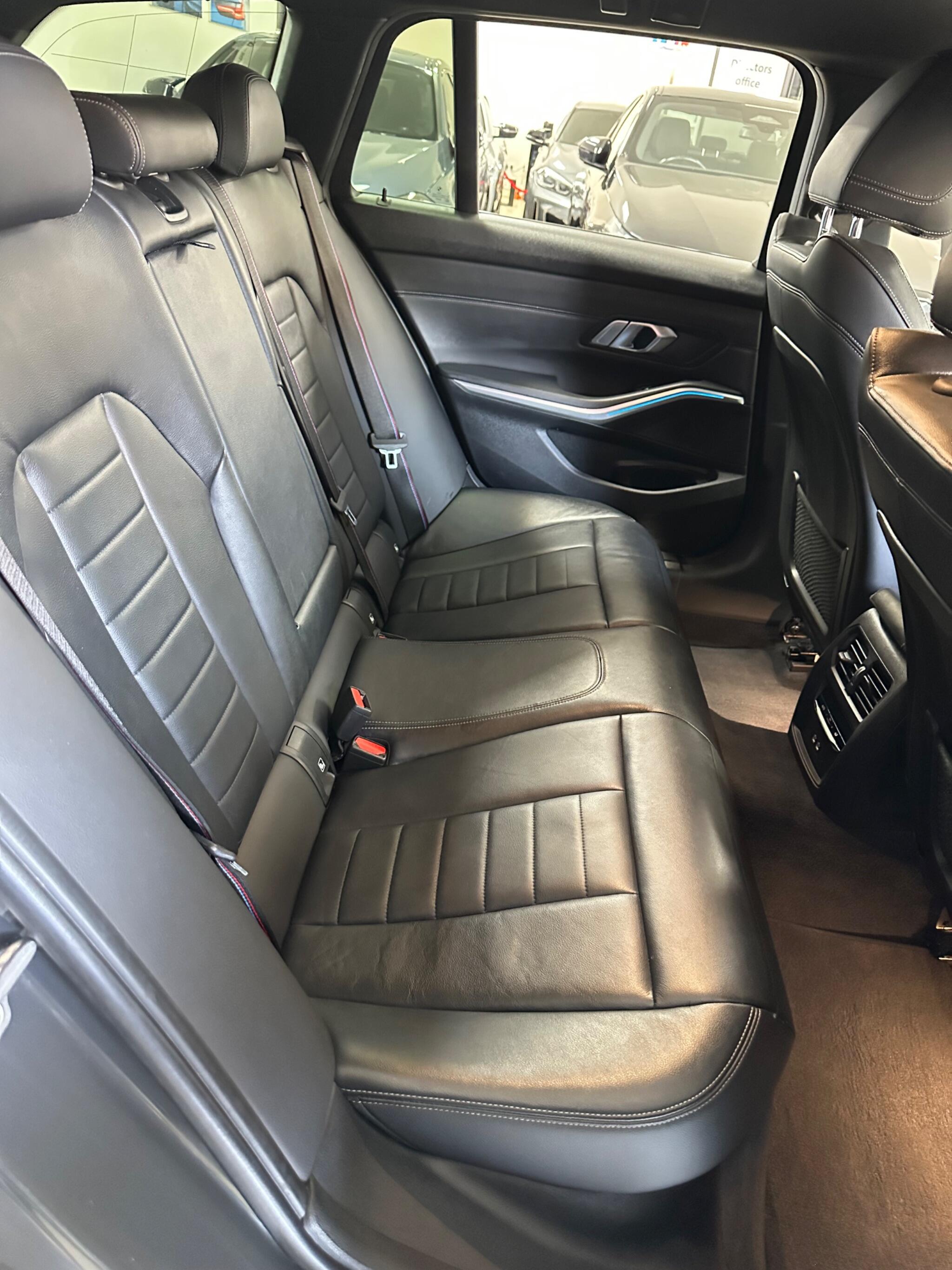 BMW 3 Series view 21