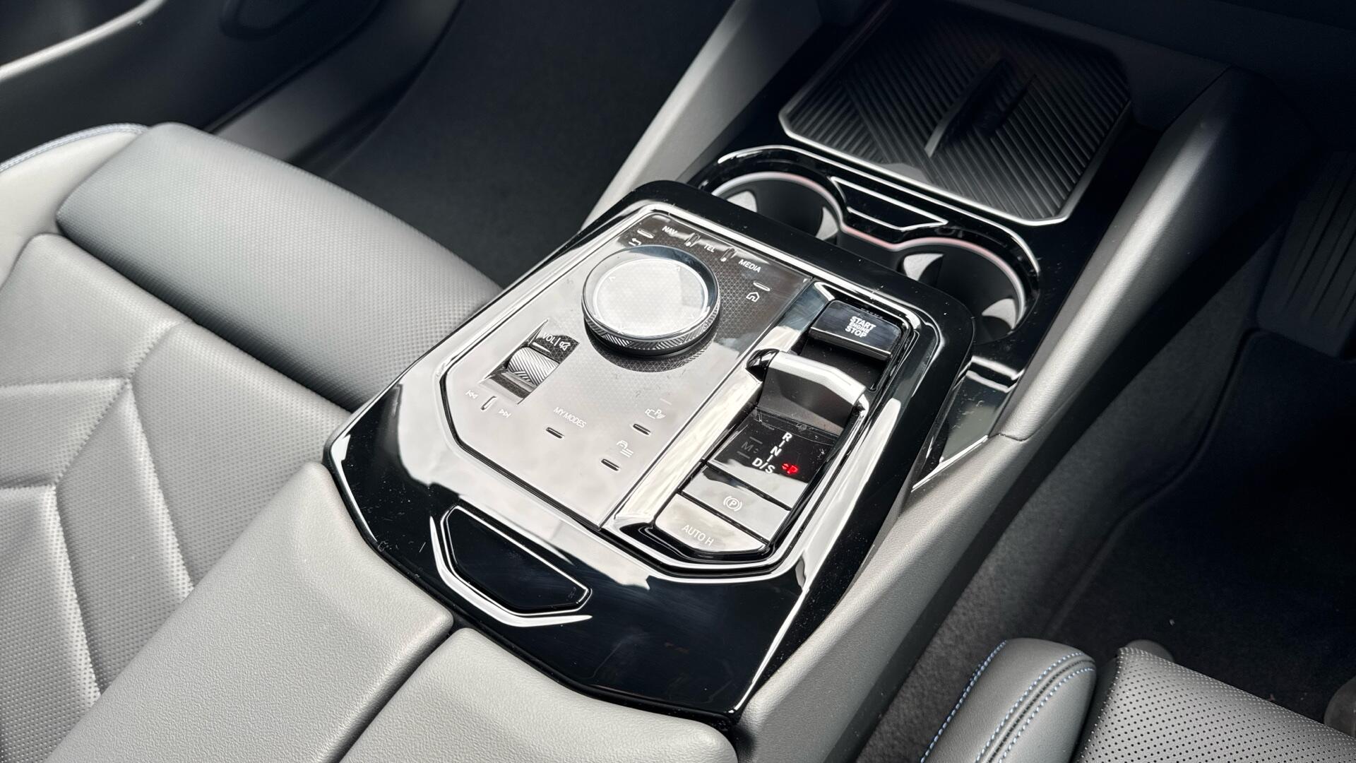 BMW 5 Series view 10
