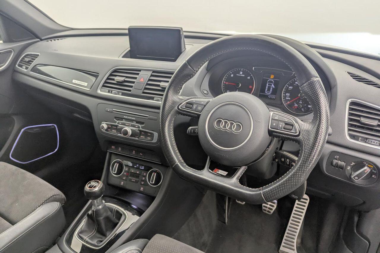 Audi Q3 view 14