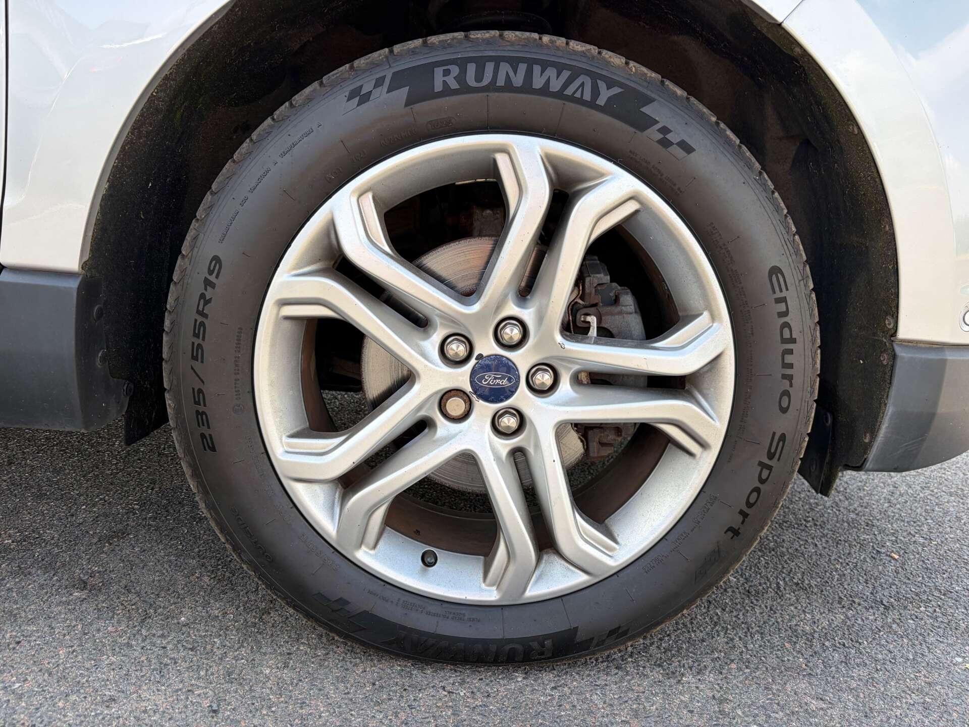 Ford Edge view 12