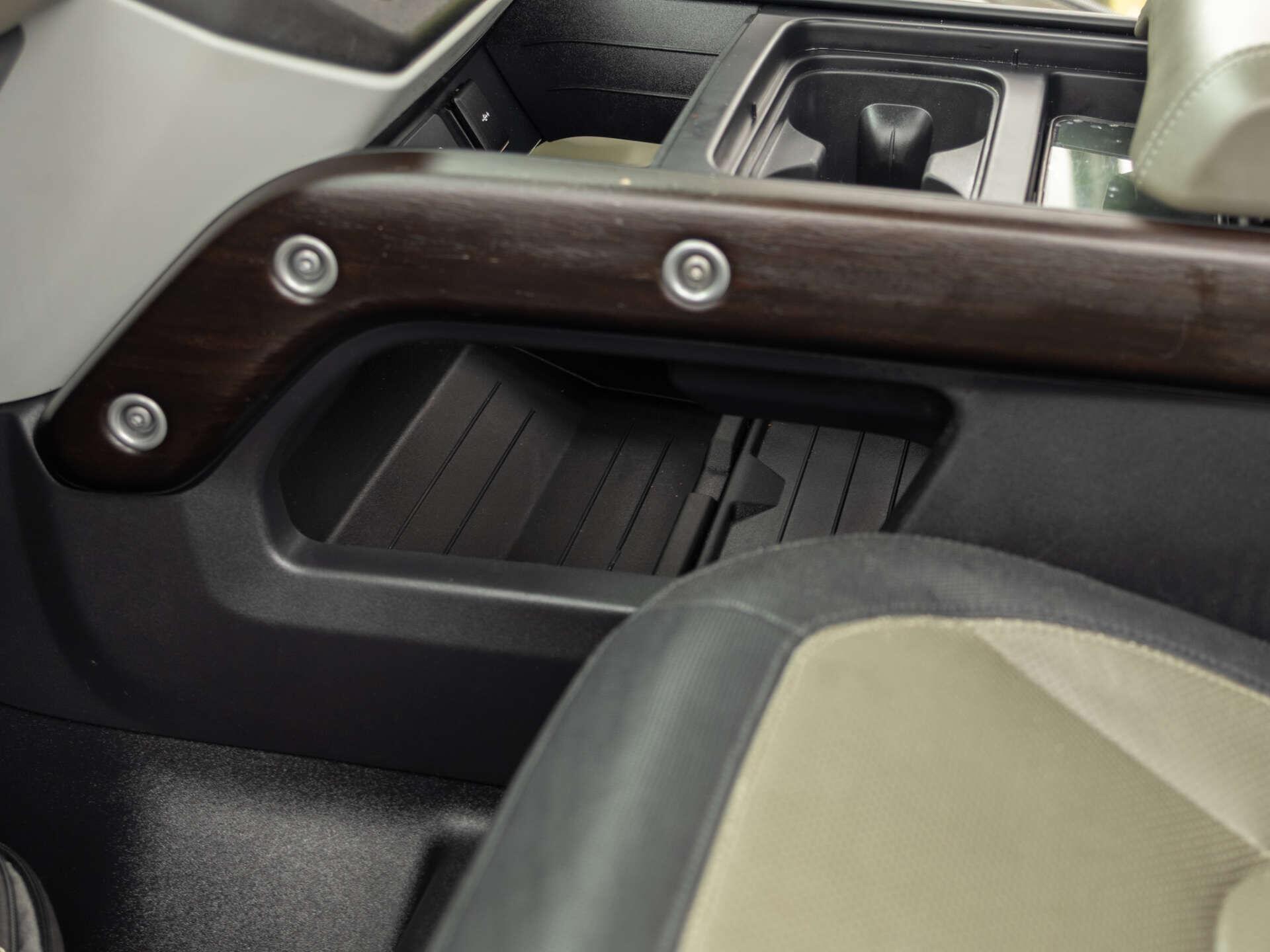 Land Rover Defender view 32