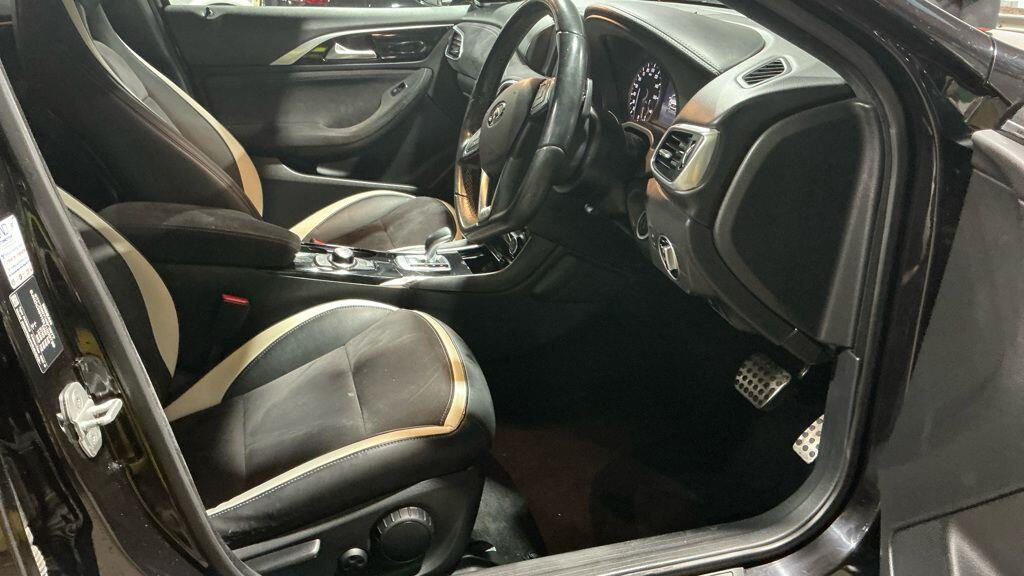 Infiniti Q30 view 2