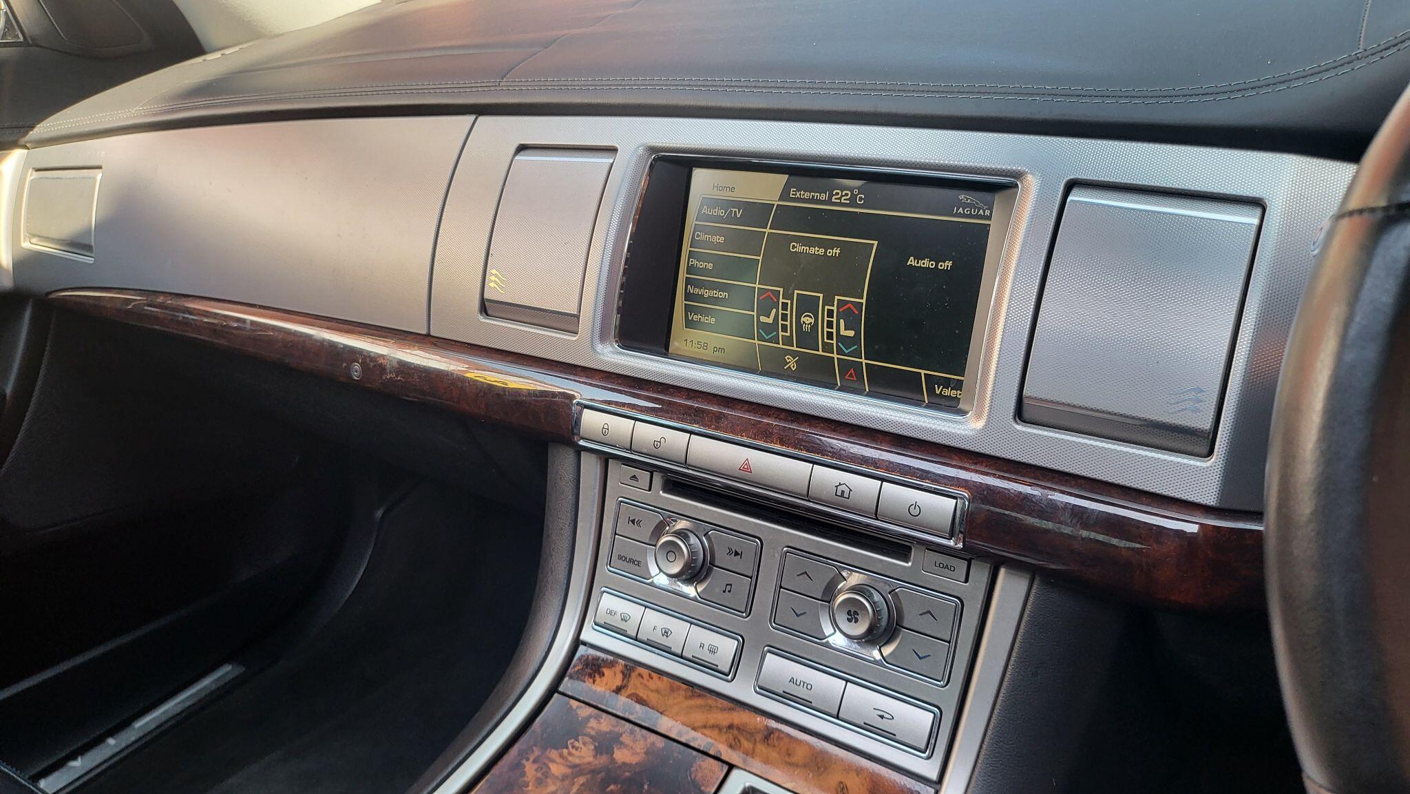 Jaguar XF view 25