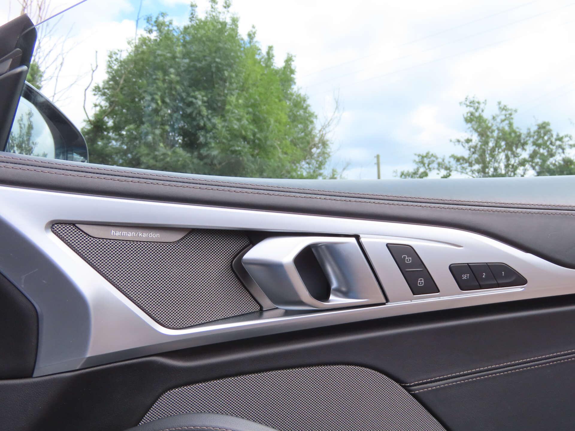 BMW 8 Series view 16