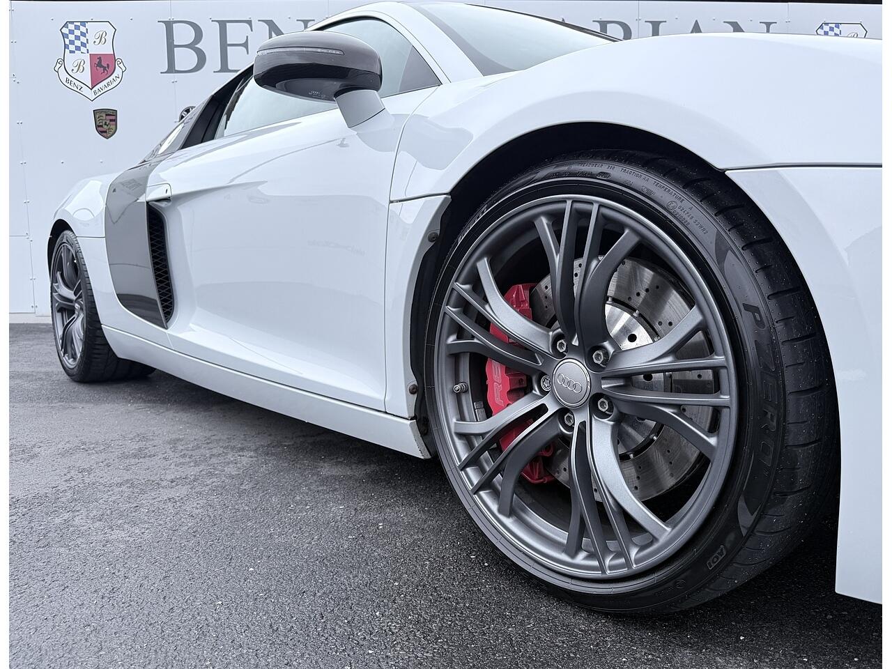 Audi R8 view 11