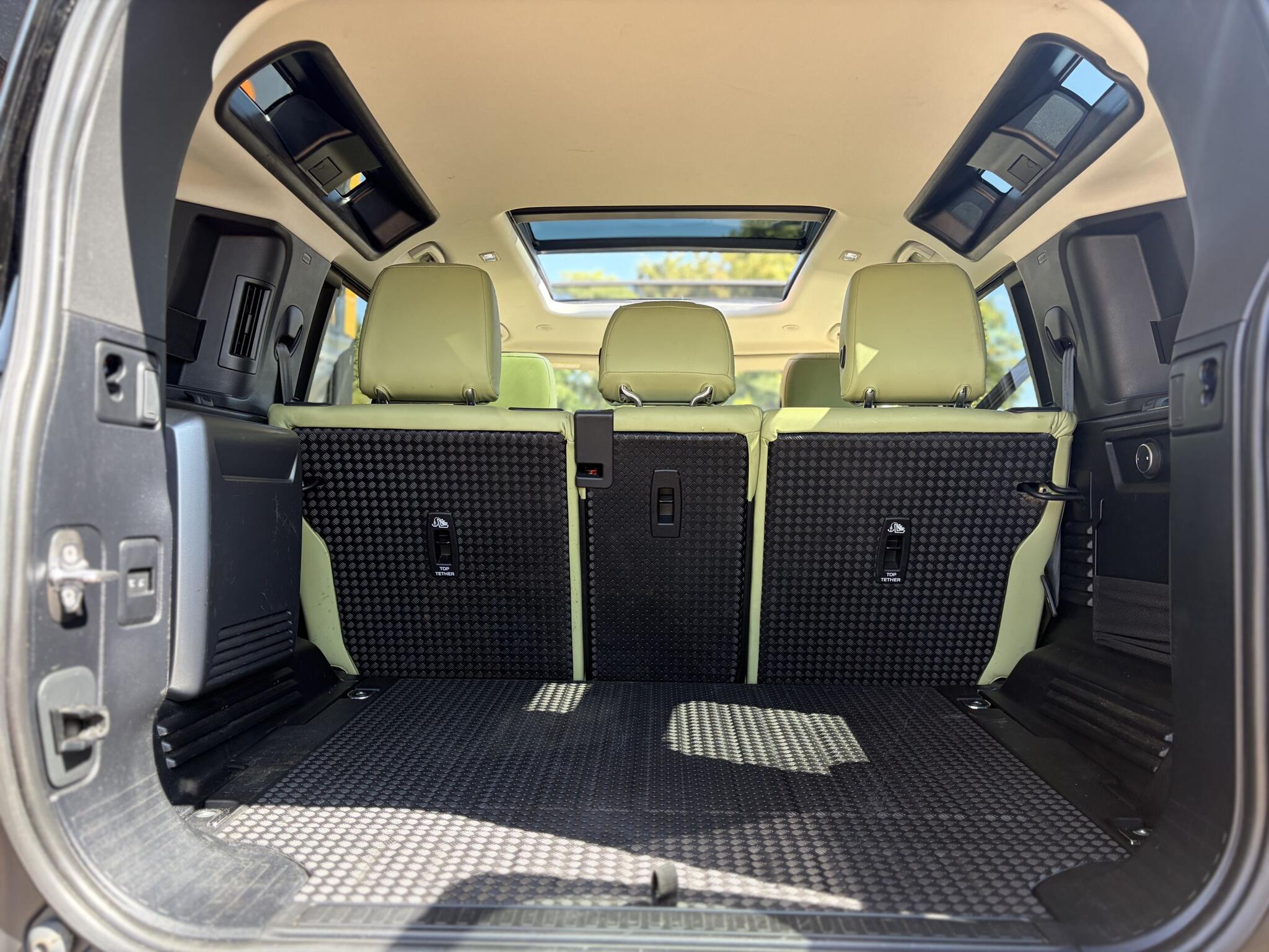Land Rover Defender 110 view 30