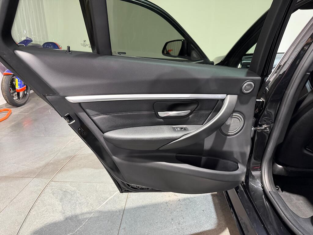 BMW 3 Series view 26
