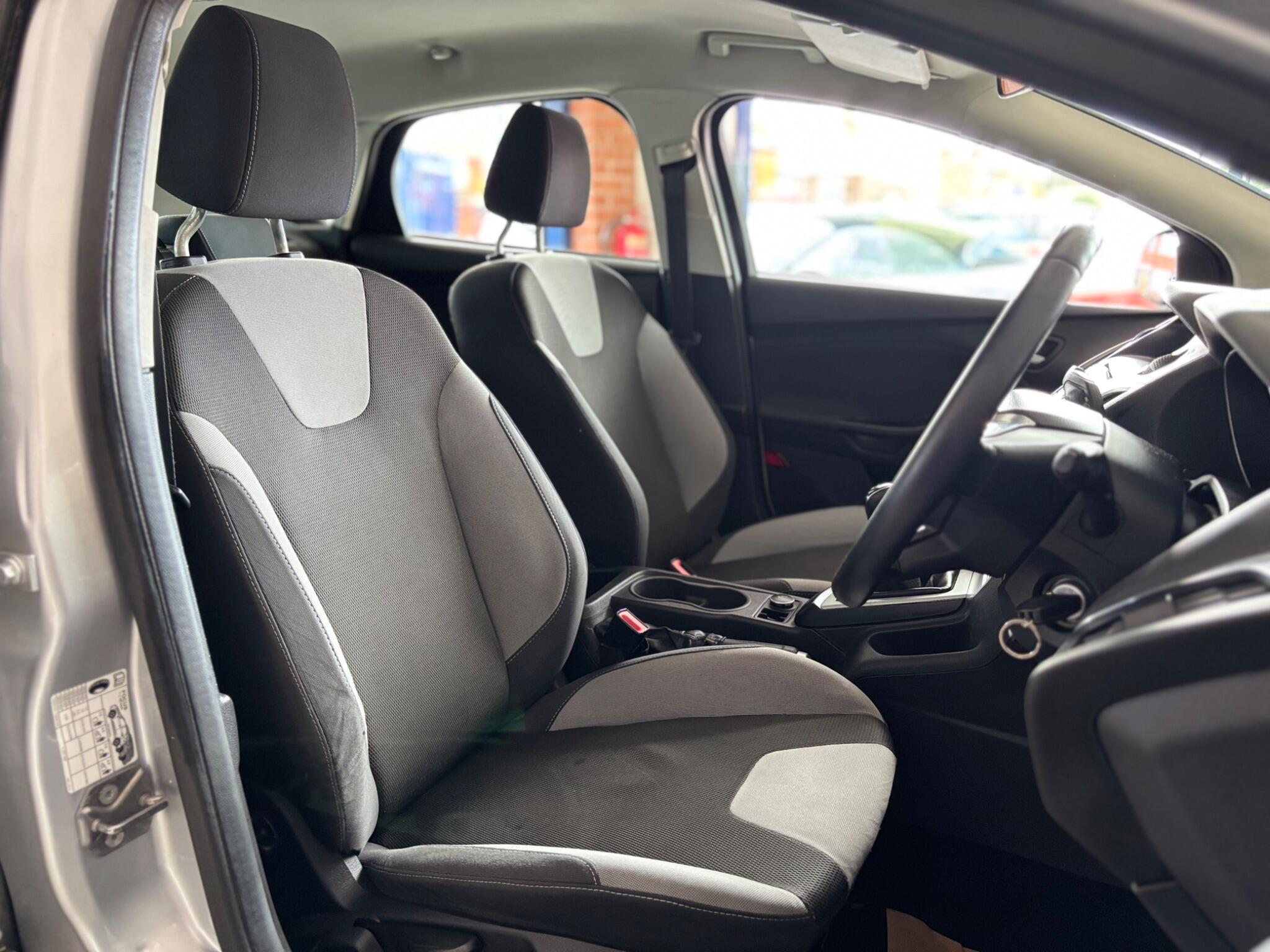 Ford Focus view 12
