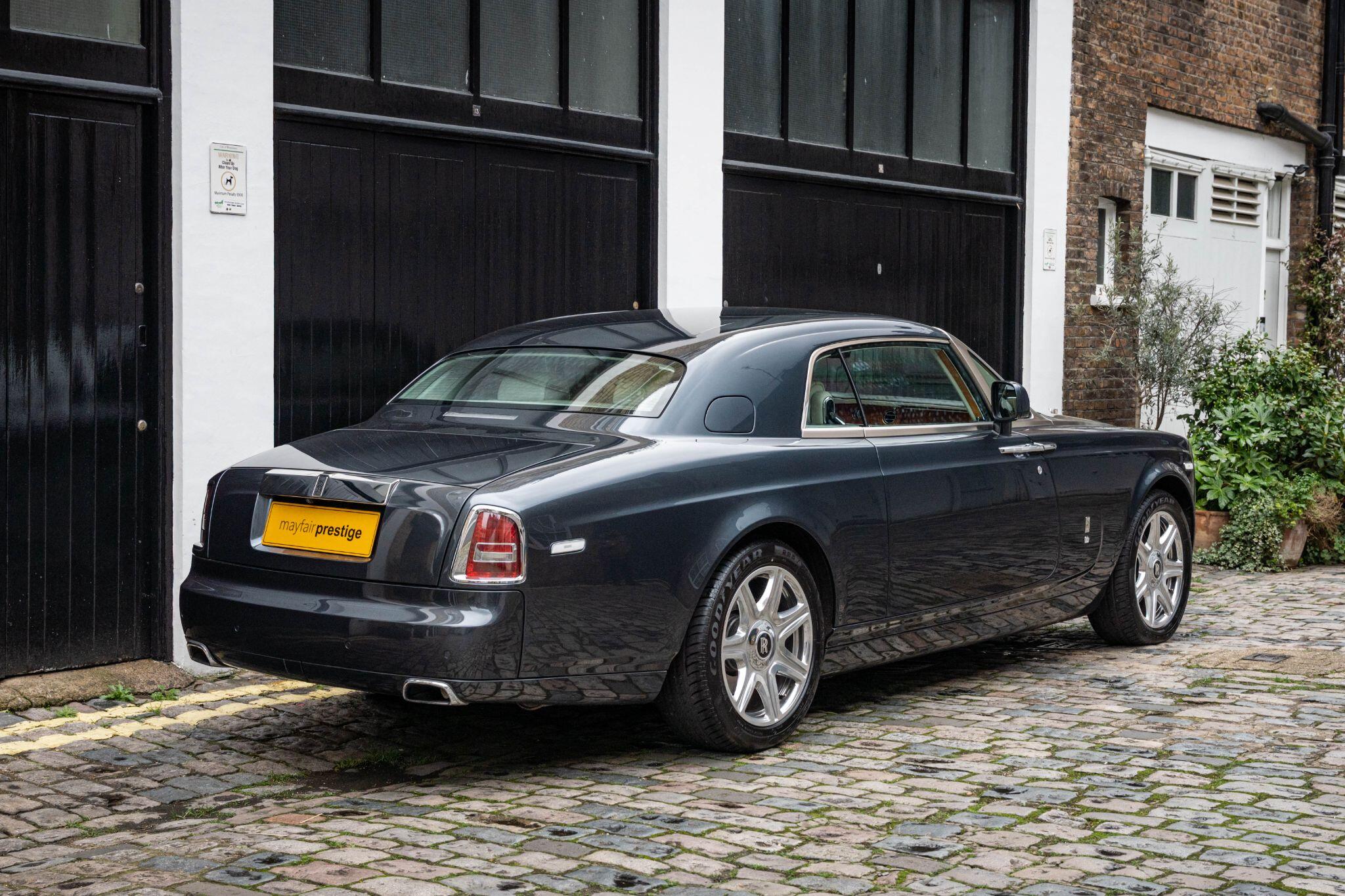 Rolls-Royce Phantom view 4