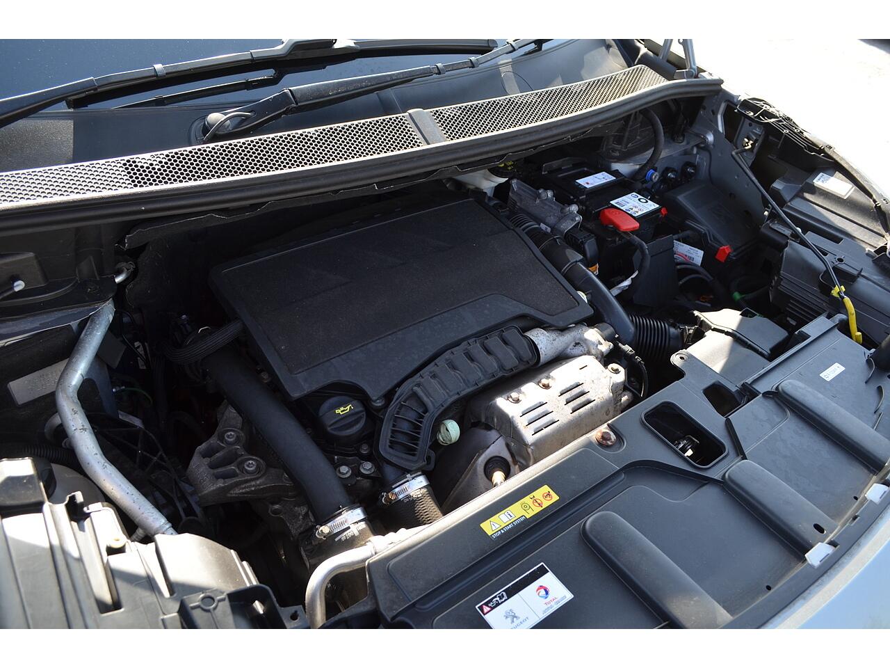 Peugeot 5008 view 45