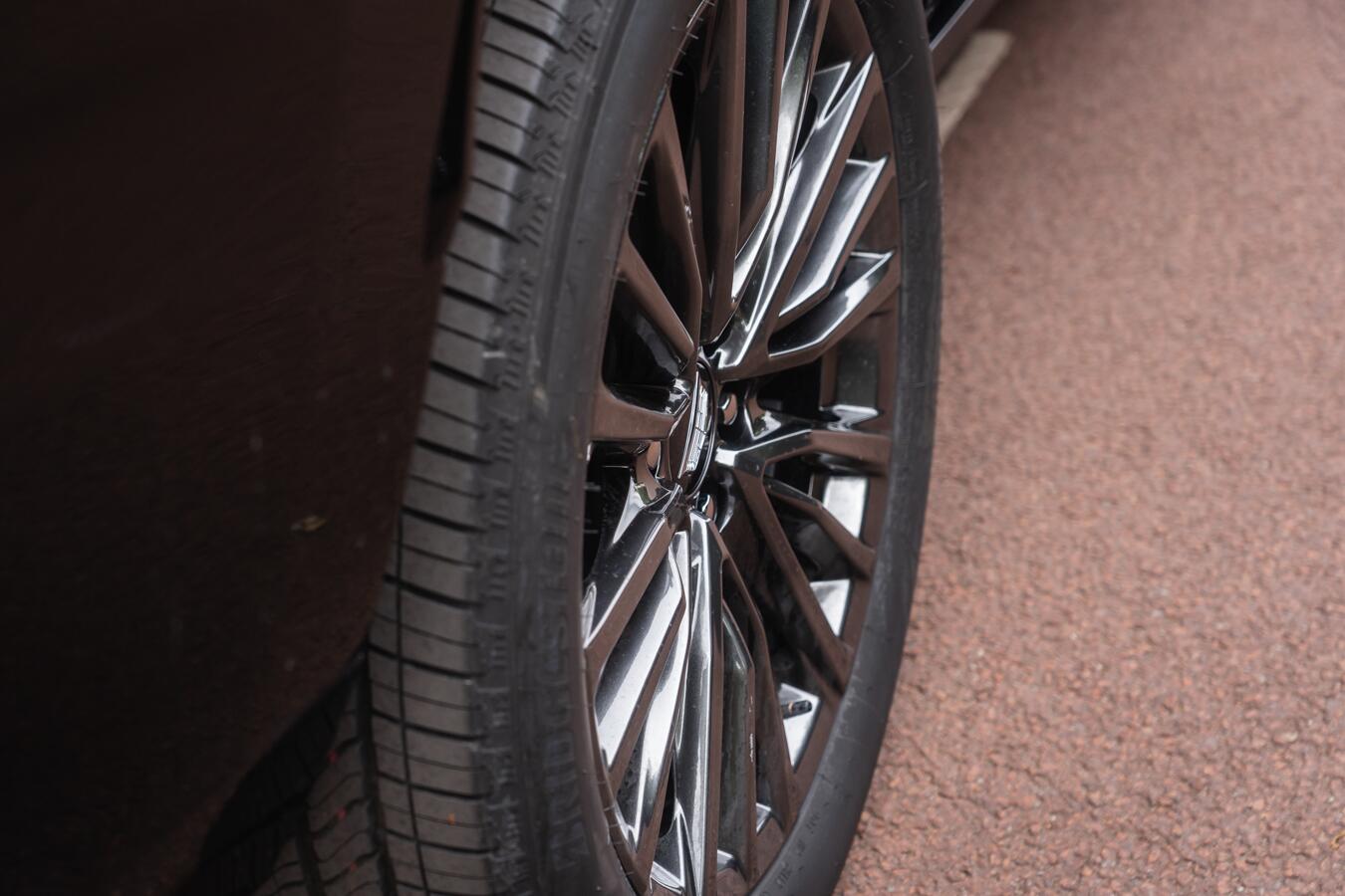 Cadillac Escalade view 24