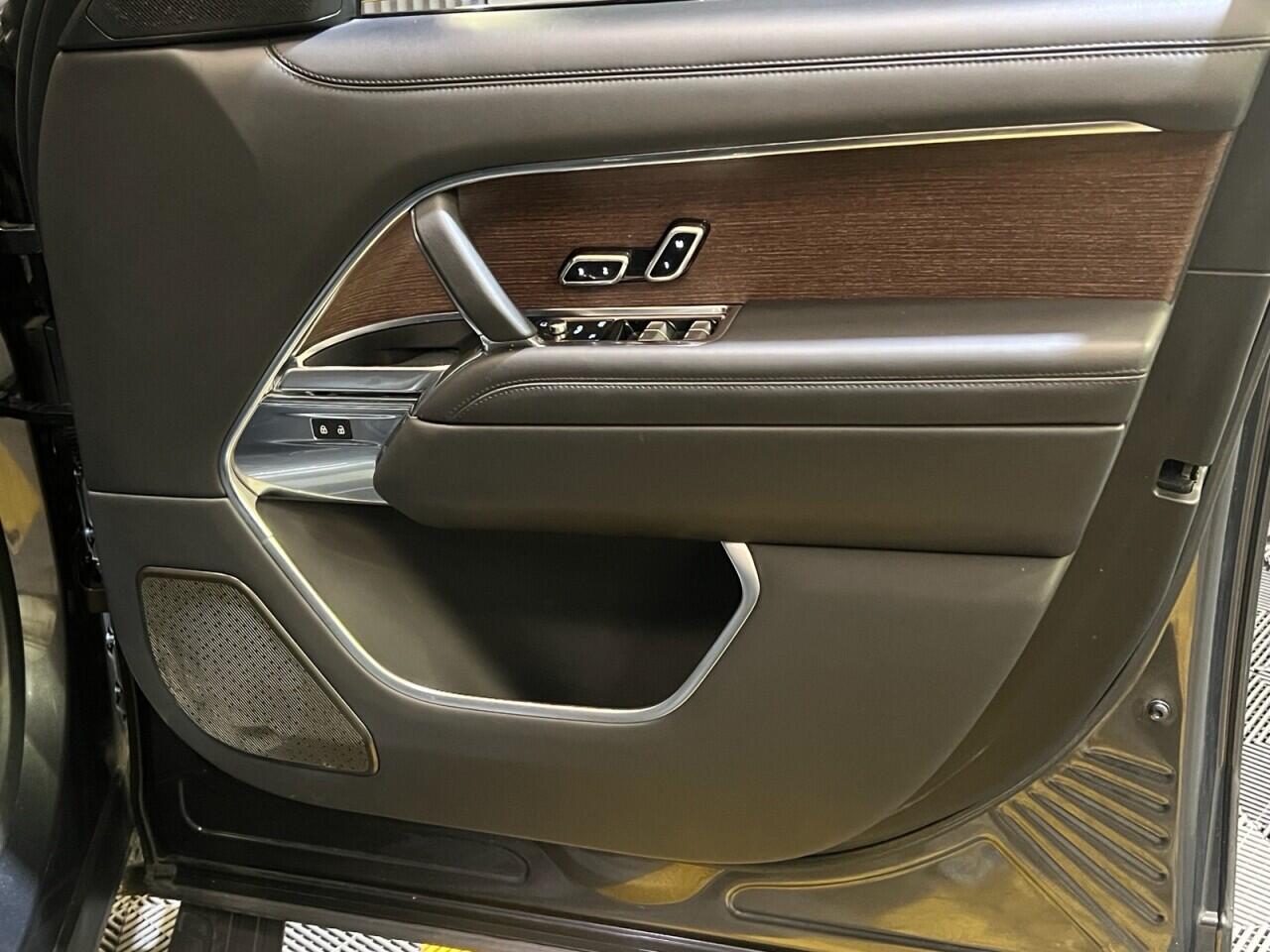 Land Rover Range Rover view 11