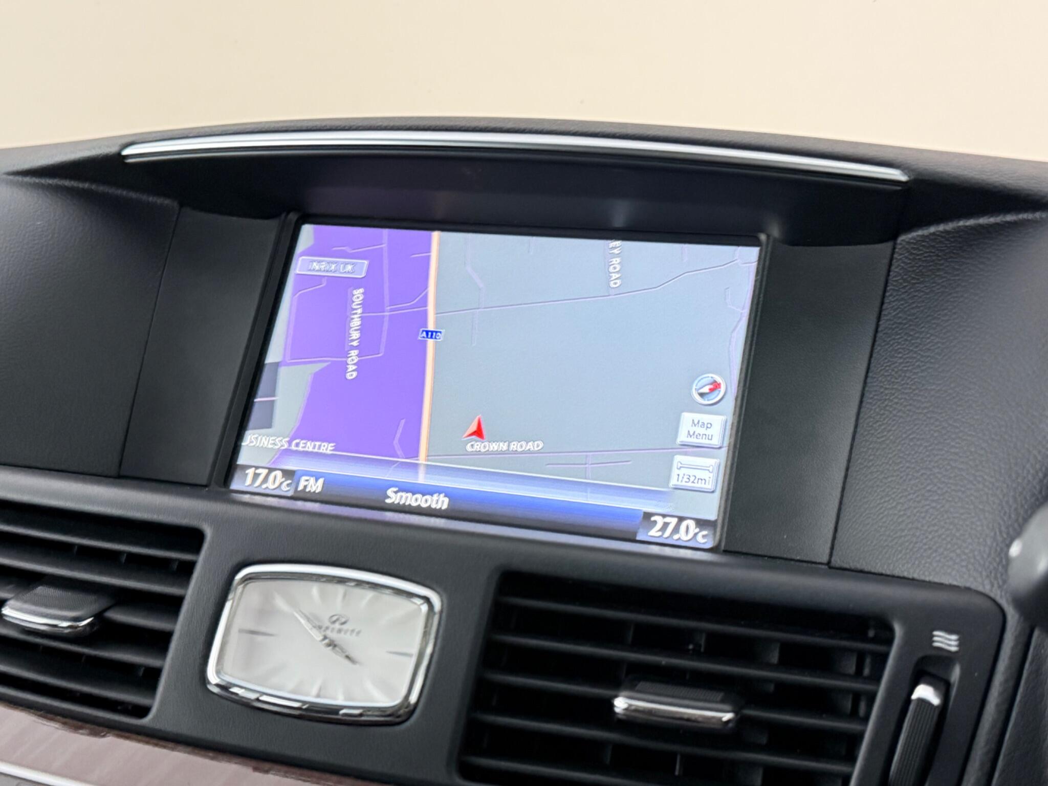 Infiniti Q70 view 24