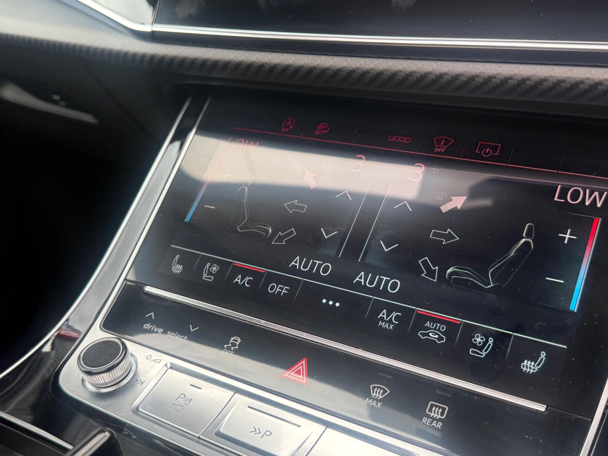 Audi RS Q8 view 8
