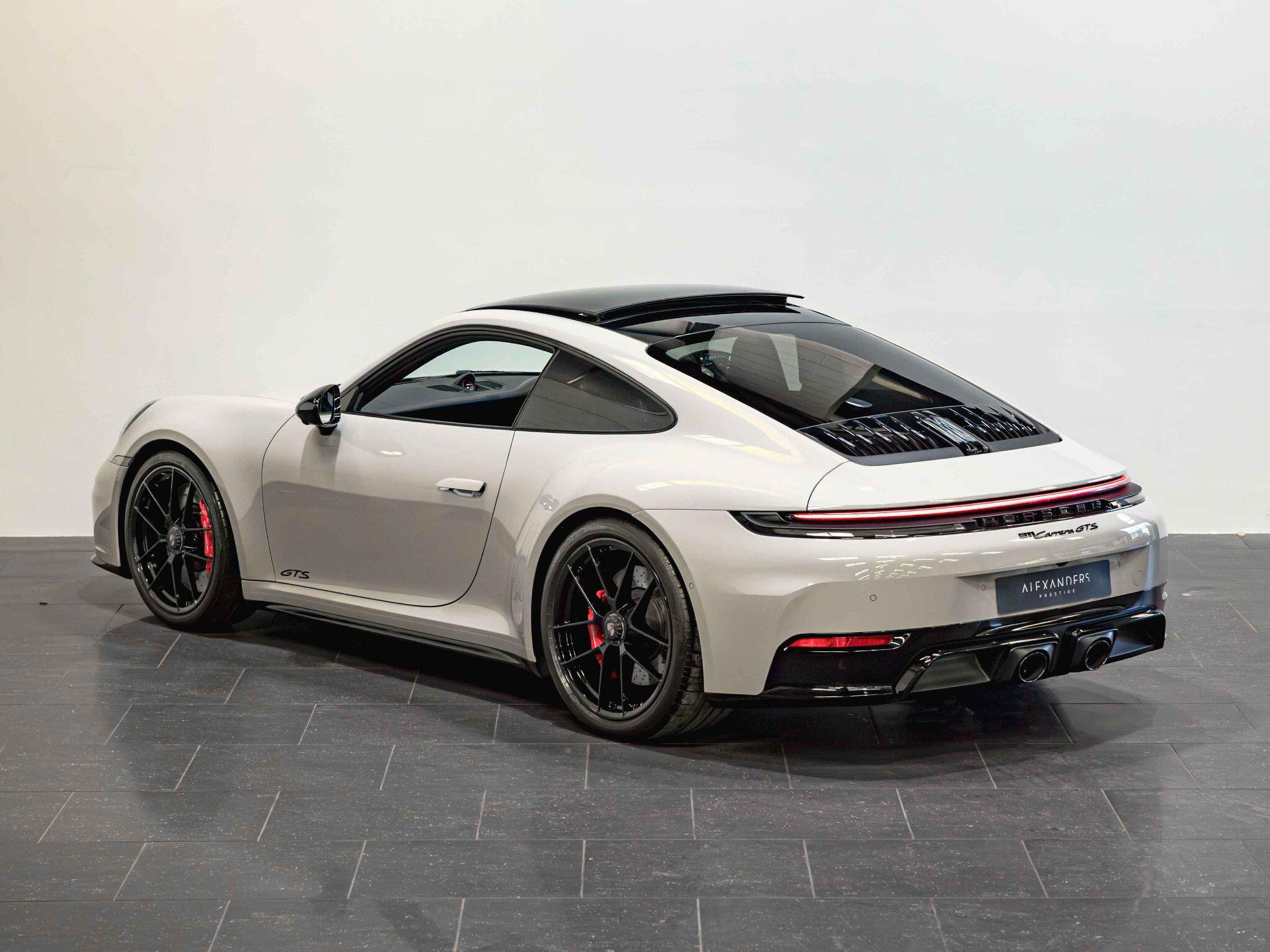 Porsche 911 view 5
