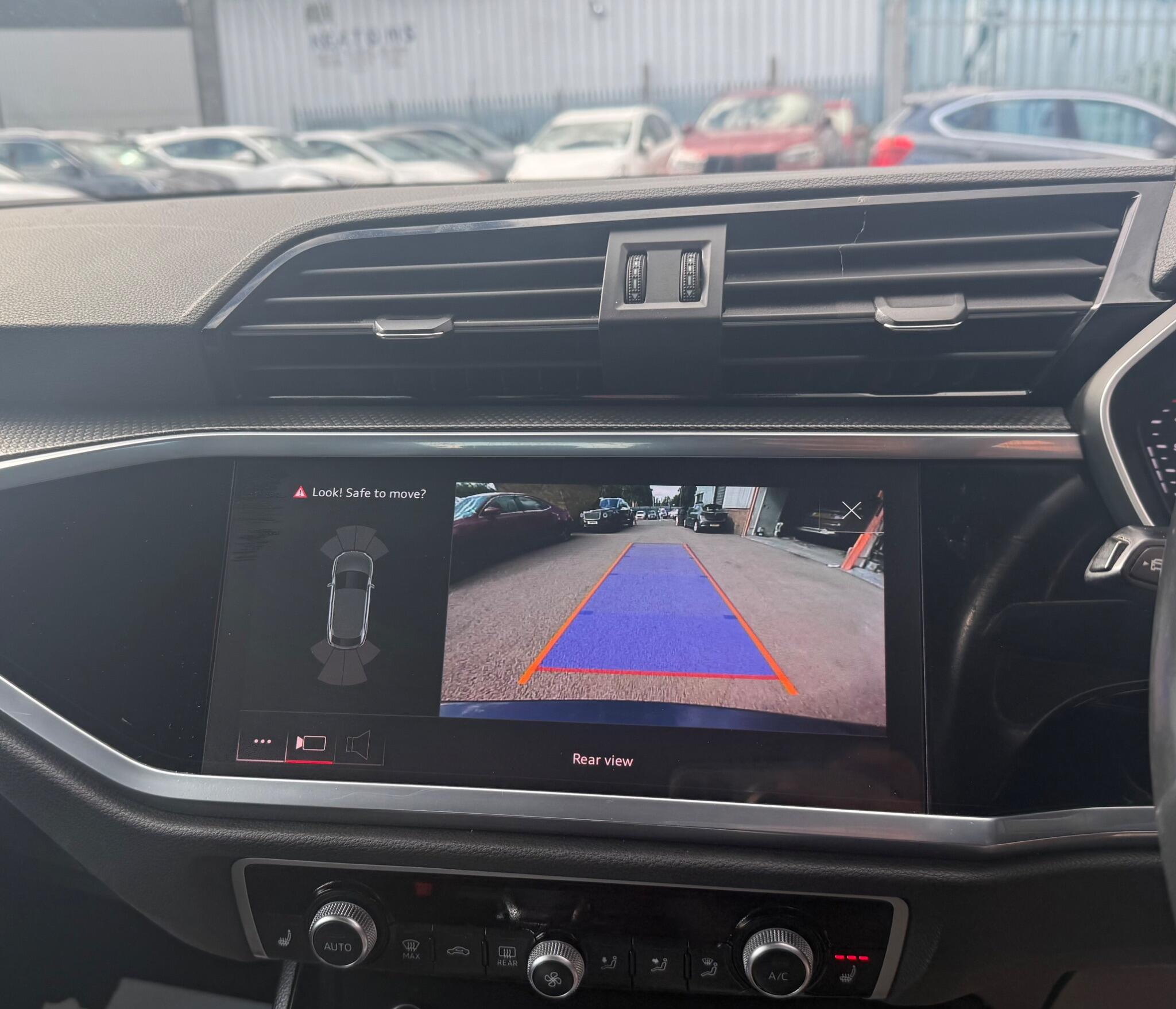 Audi Q3 view 21