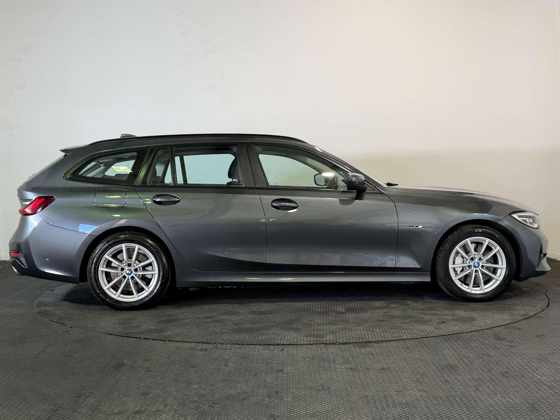 BMW 3 Series view 8