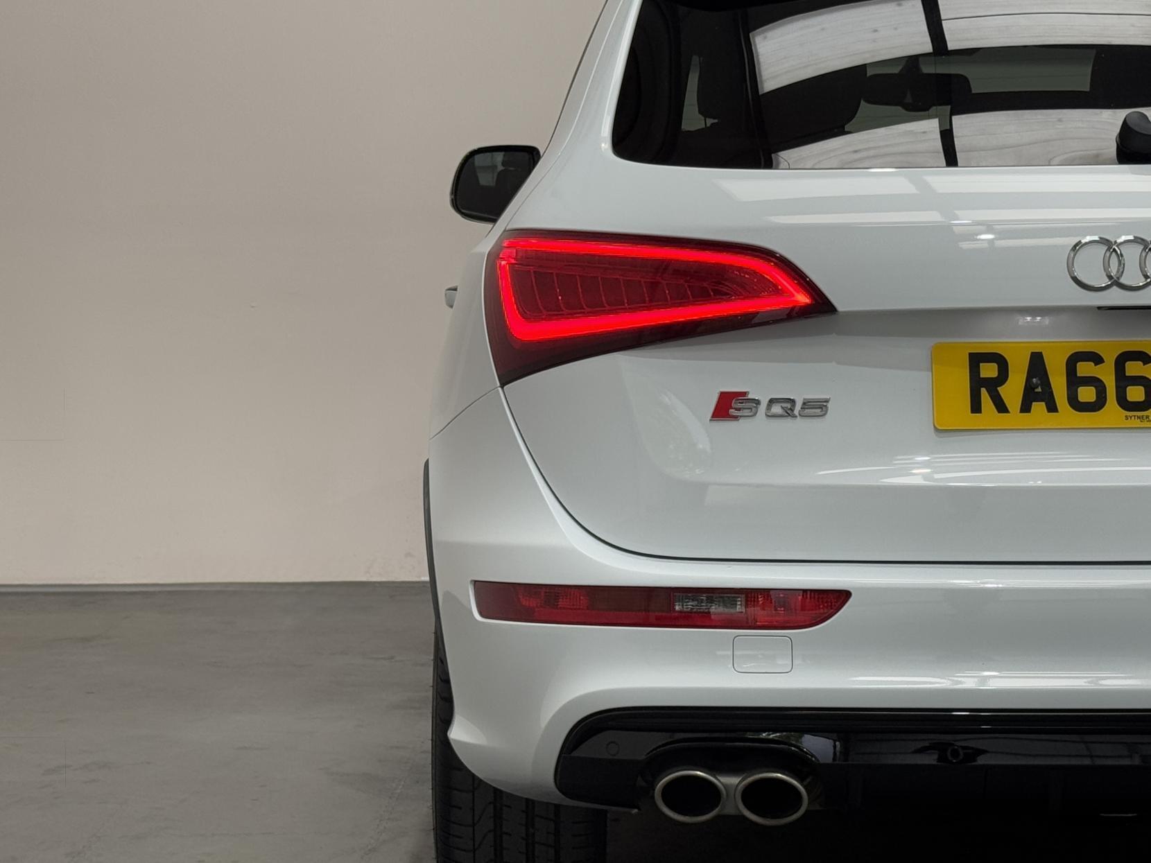 Audi SQ5 view 12