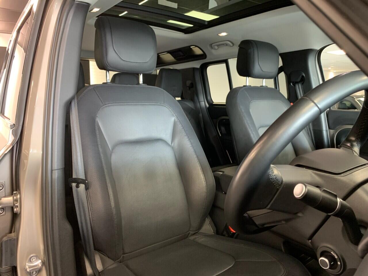 Land Rover Defender 110 view 24